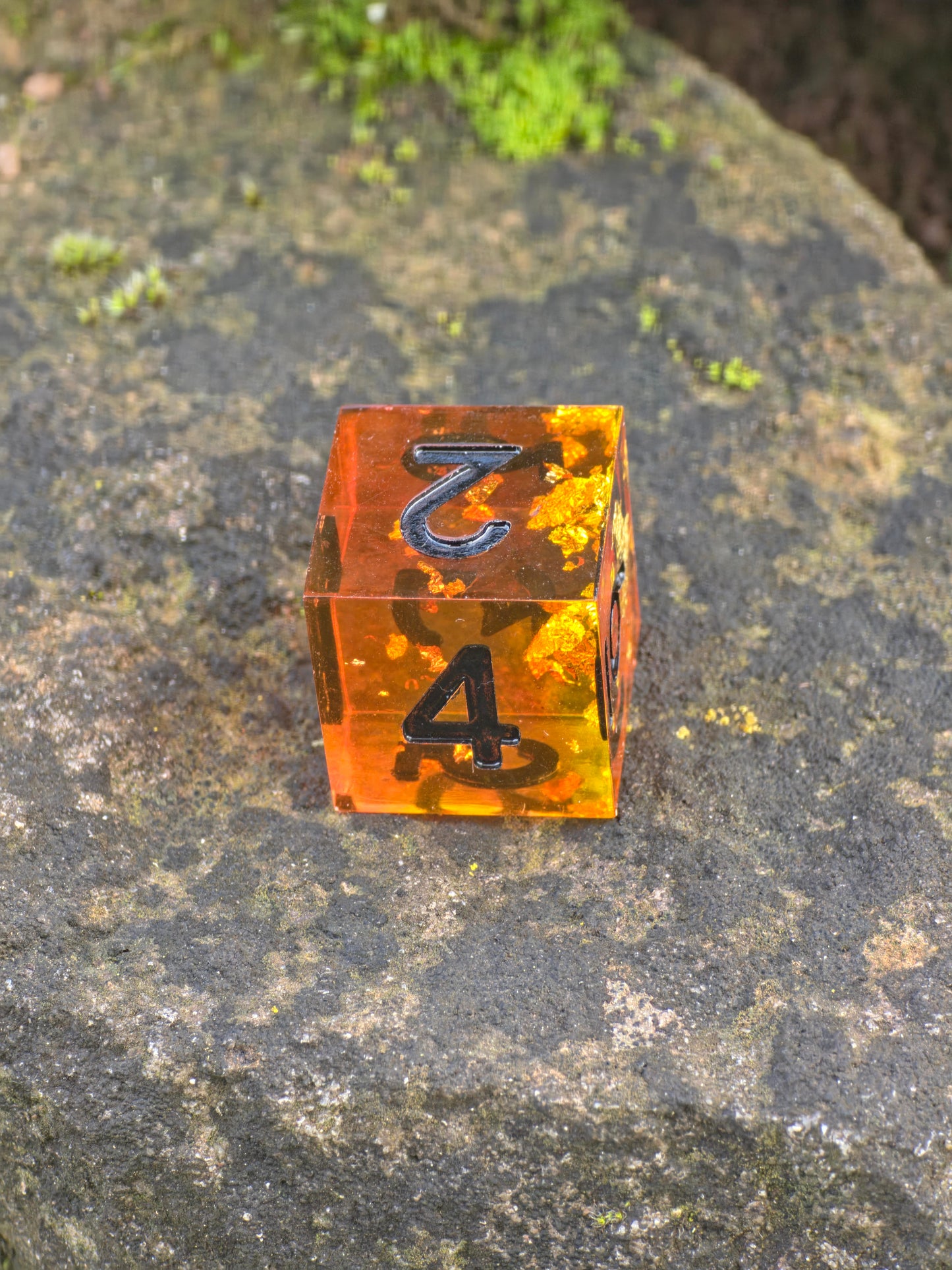 Einzelner D6 „Bernstein Fragment“ – Handgemachter Resinwürfel amber-orange mit Goldflakes | Standardgröße | DnD Dice TTRPG