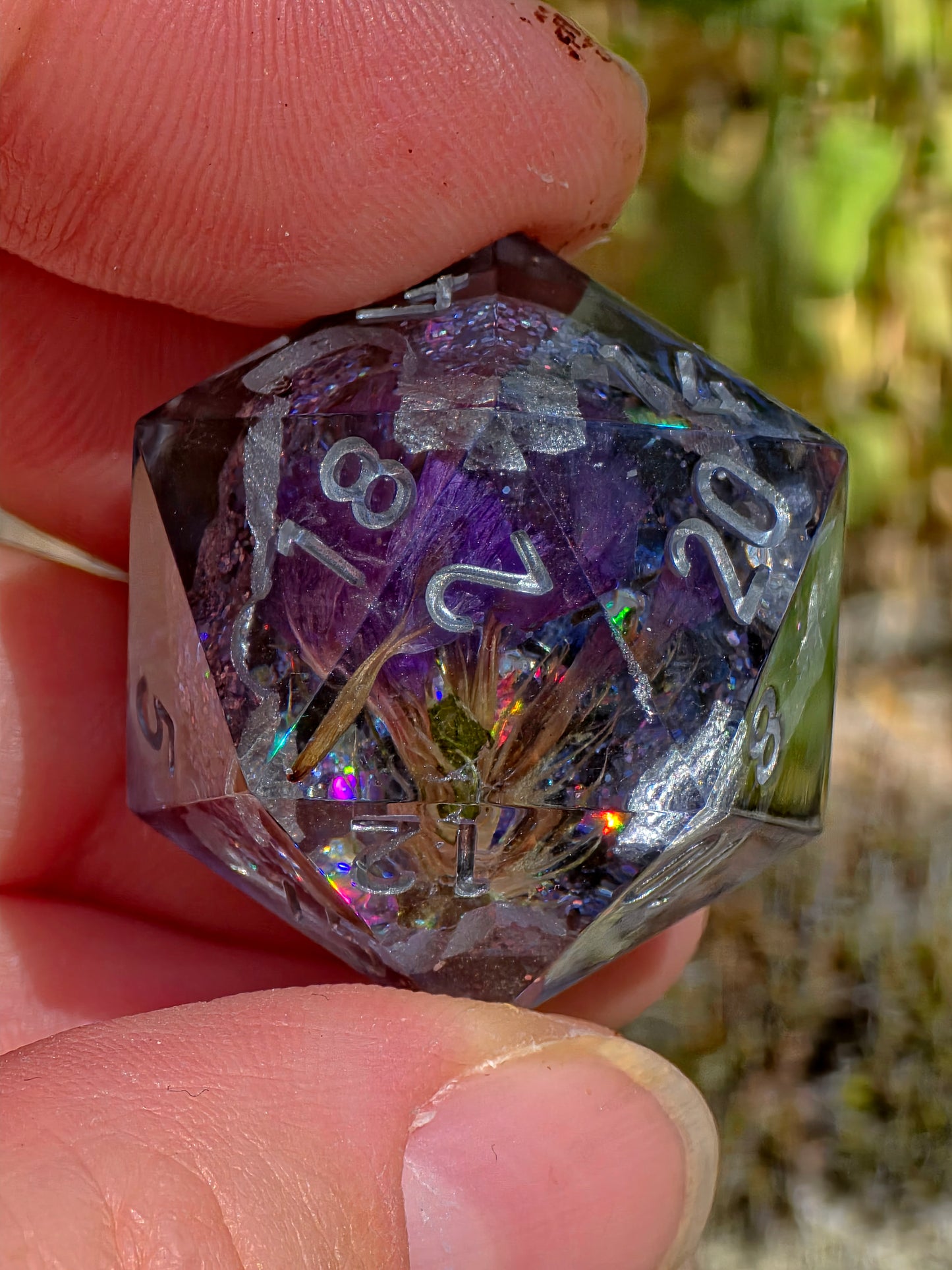 Midnight Amethyst Geode Flower Dice Set – Schwarze Kristallgeode mit violetten Blüten, Handgemachte Sharp Edge Resin Würfel, DnD Fantasy Dice
