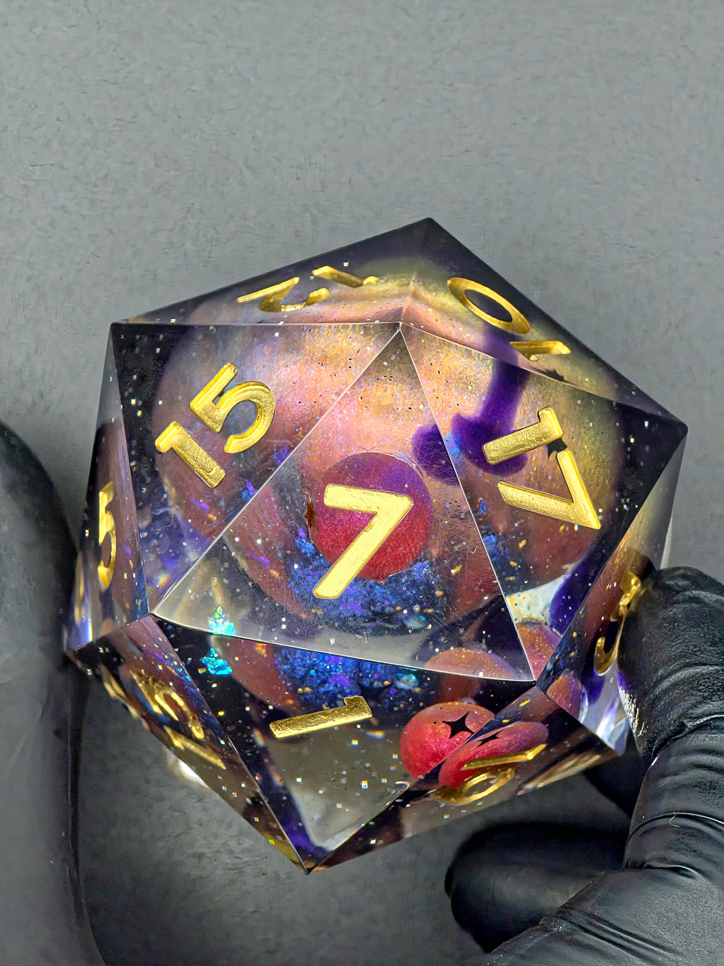 Großer Polyedrischer D20 „Celestial Sphere“ 55 mm – Handgefertigter Premium-Resinwürfel mit 4 Planeten & Galaxy Effekt | Einzelstück | DnD