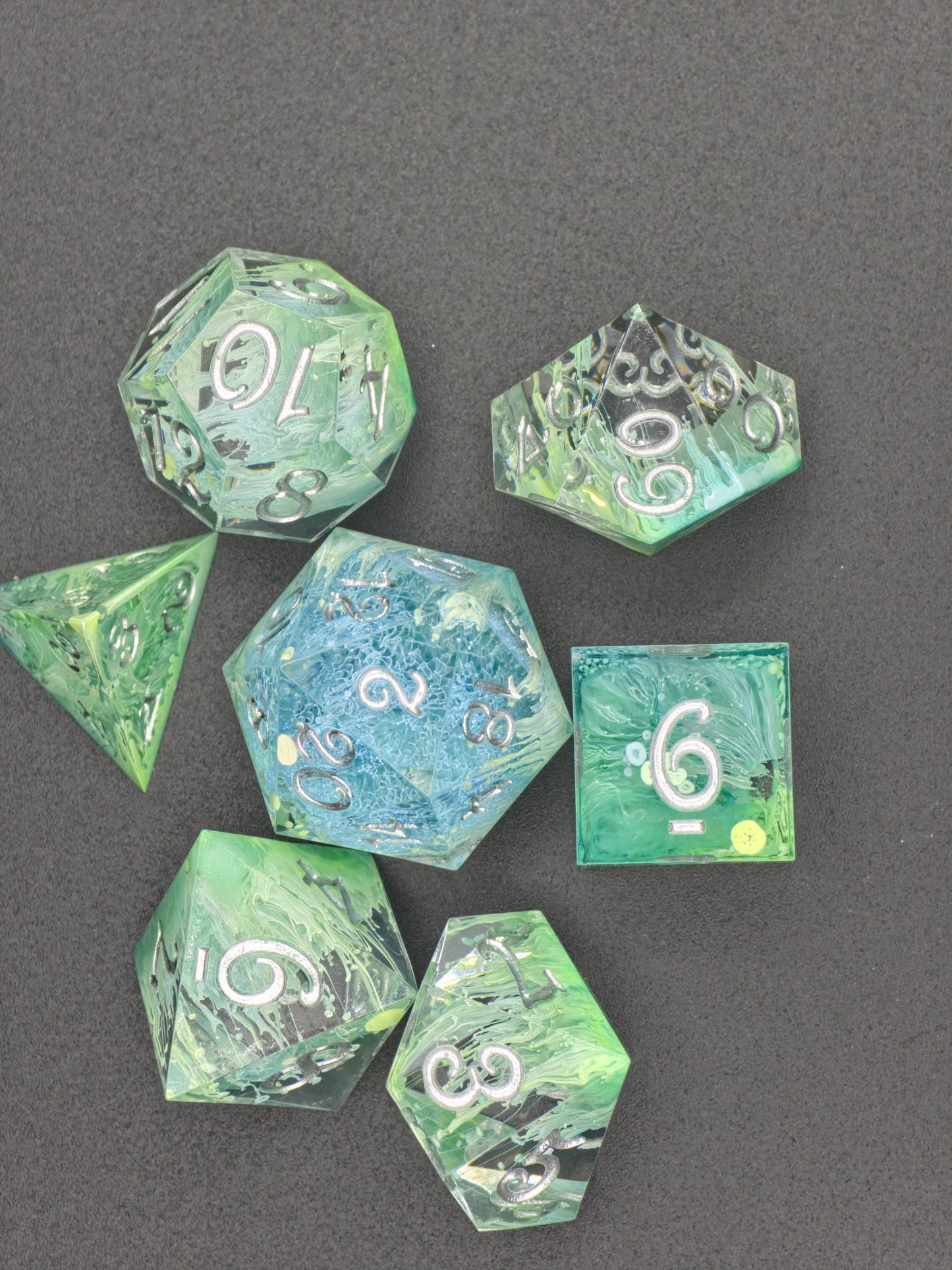 Würfelset „Verdant Convergence“ – Handgemachtes Petri Dice Set in Grün mit Nebel- & Alchemieeffekt | DnD TTRPG Würfel