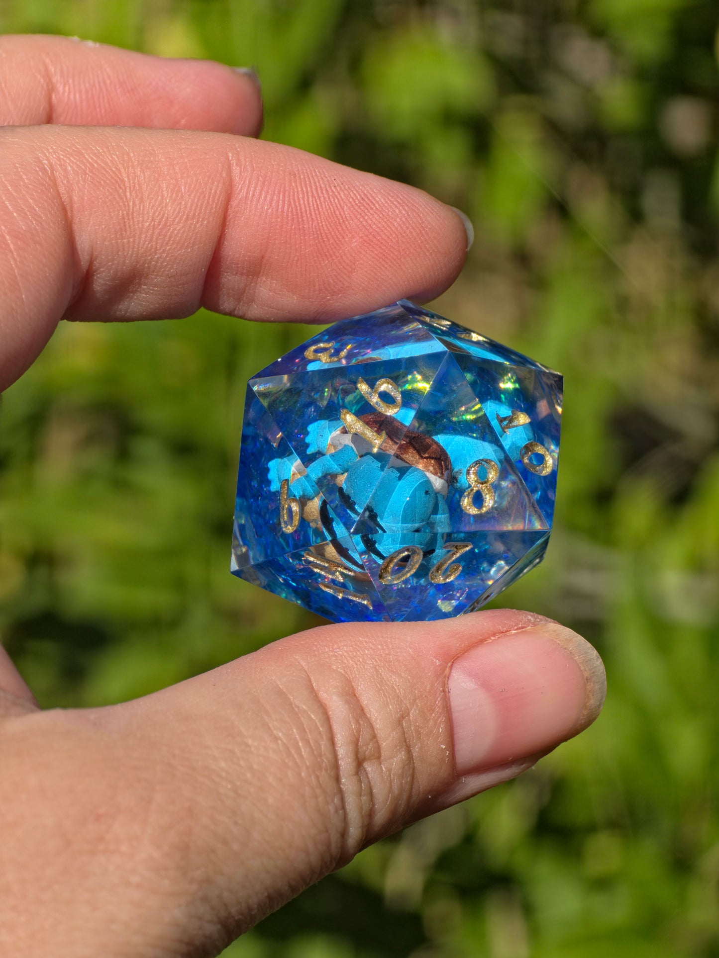 Shiggy – Summer Galaxy D20 35 mm – Pokémon-inspirierter Resin Würfel mit Sonnenbrille | Galaxy Design | Handgefertigter DnD Würfel