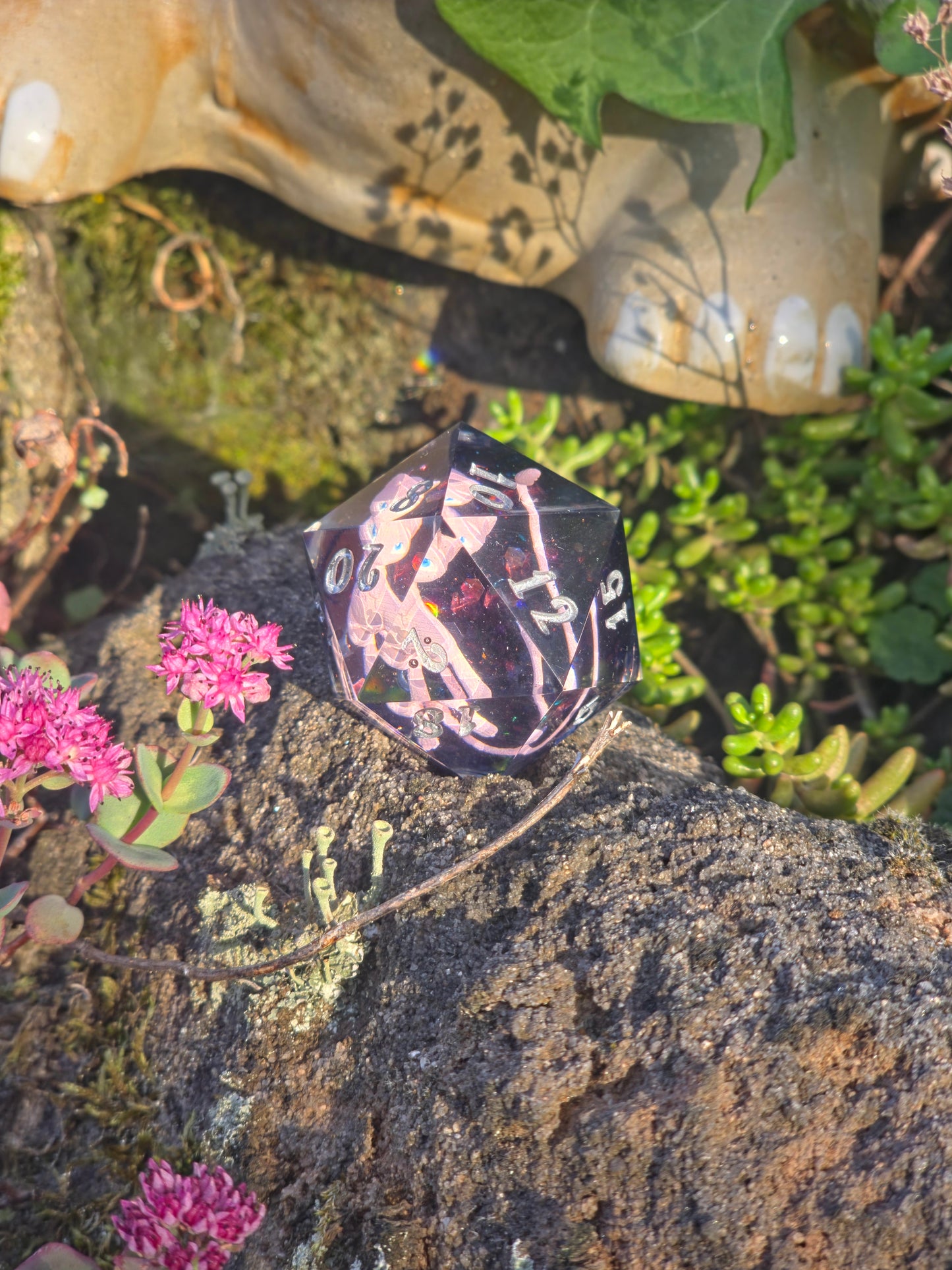 Mew – Psychic Galaxy D20 40 mm – Pokemon inspirierter Resin Würfel | Rosa Mew Miniatur, Galaxy Design & Metallic Silber