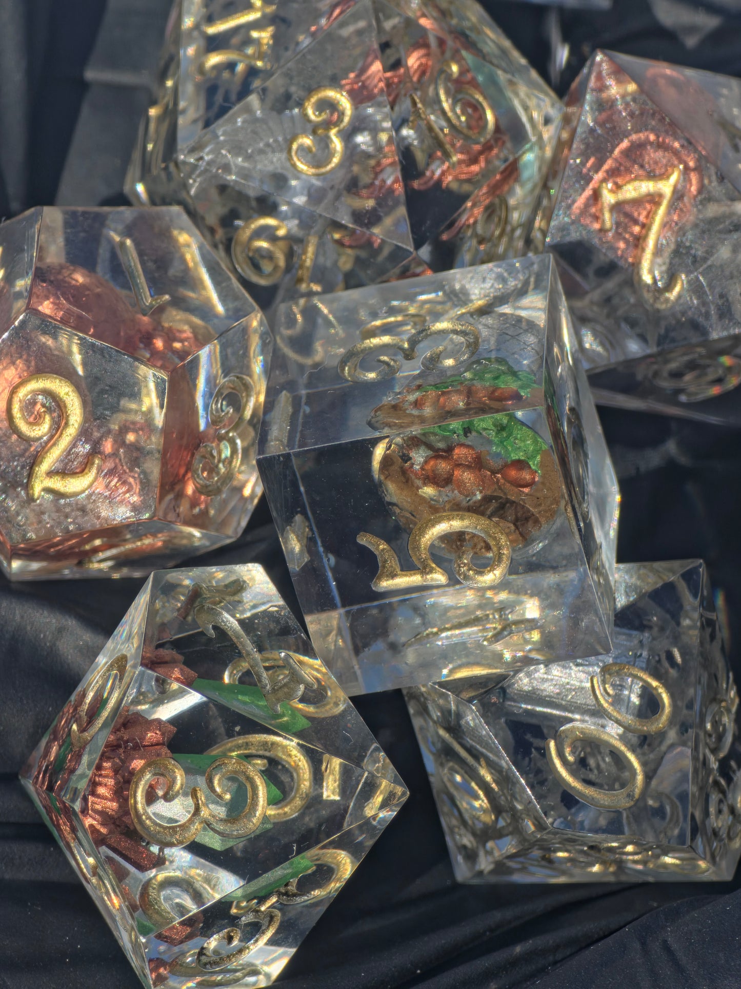 Würfelset „Asche des Ewigen Feuers“ – Handgemachtes Resin Dice Set mit Silbernem Phönix, Eiern & Kristallen | DnD TTRPG Würfel