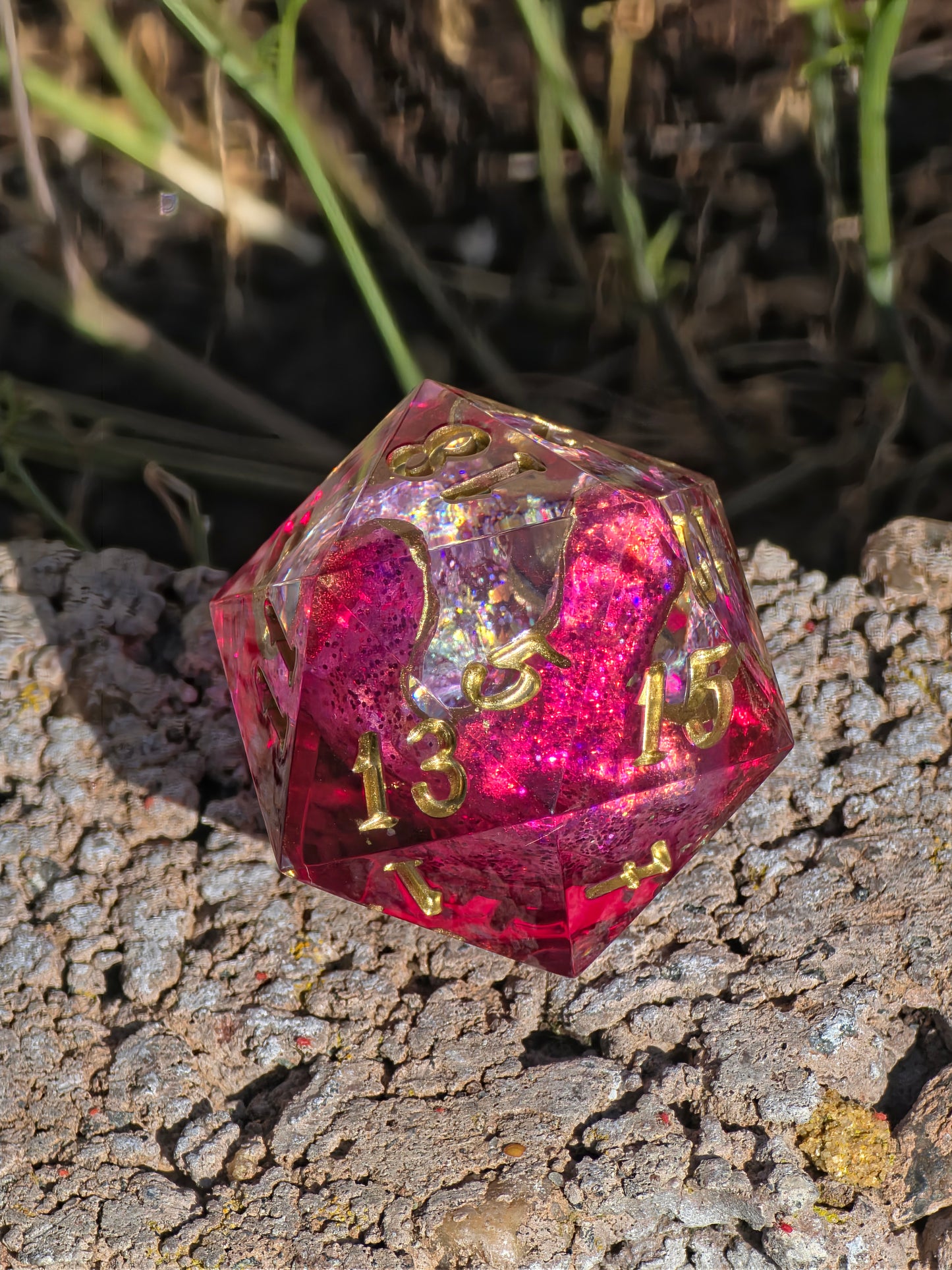 Crimson Geode D20 – Magischer Handgemachter Resin Würfel mit Kristallkern, Pink Gold Fantasy Dice, Premium DnD Einzelstück