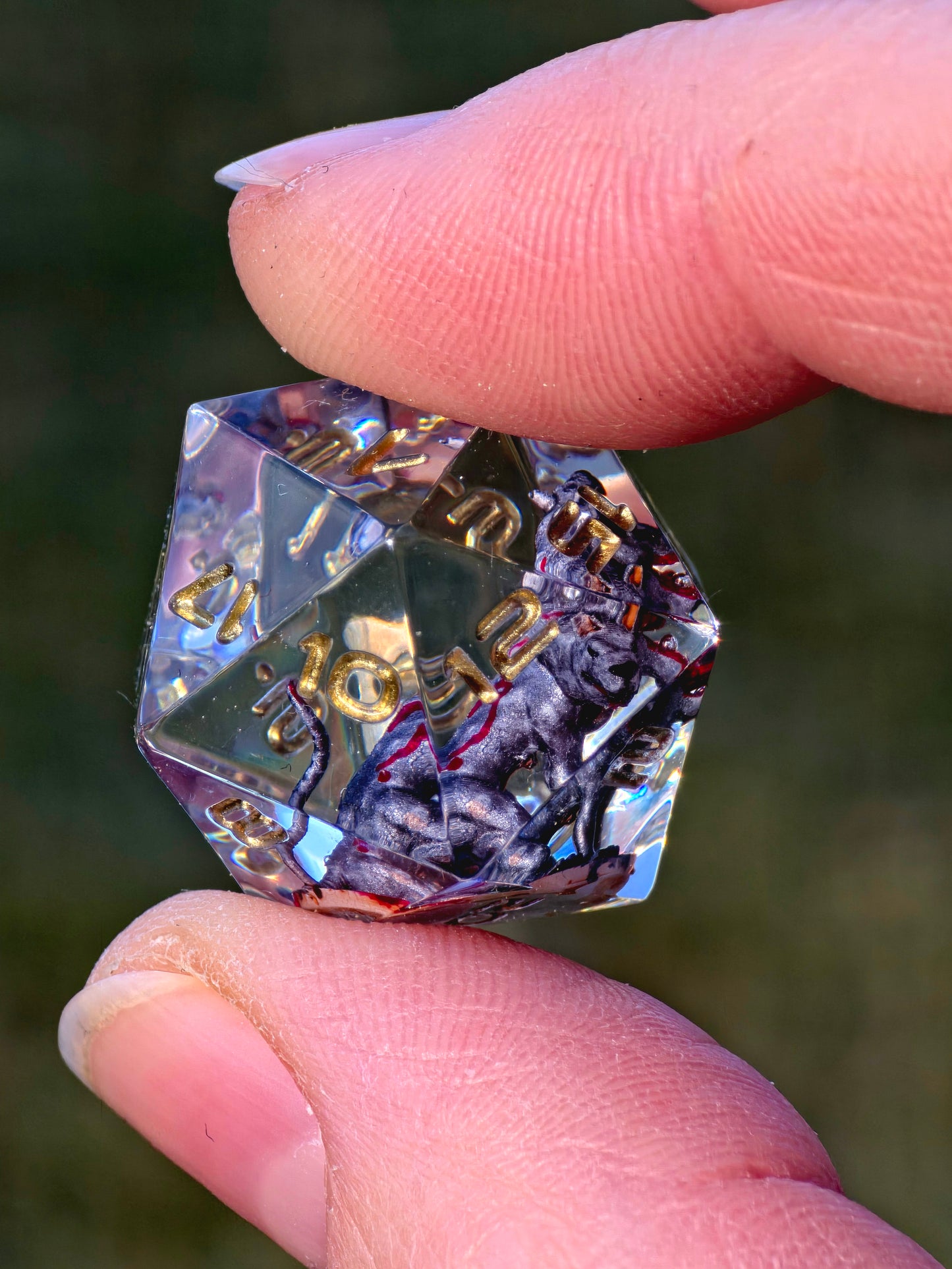 Handgemachtes DnD Würfelset „Blood Cerberus“ – Resin Dice Set 7-teilig | D20 mit Cerberus | Rot Schwarz | Sharp Edge | Goldene Zahlen | RPG Würfel