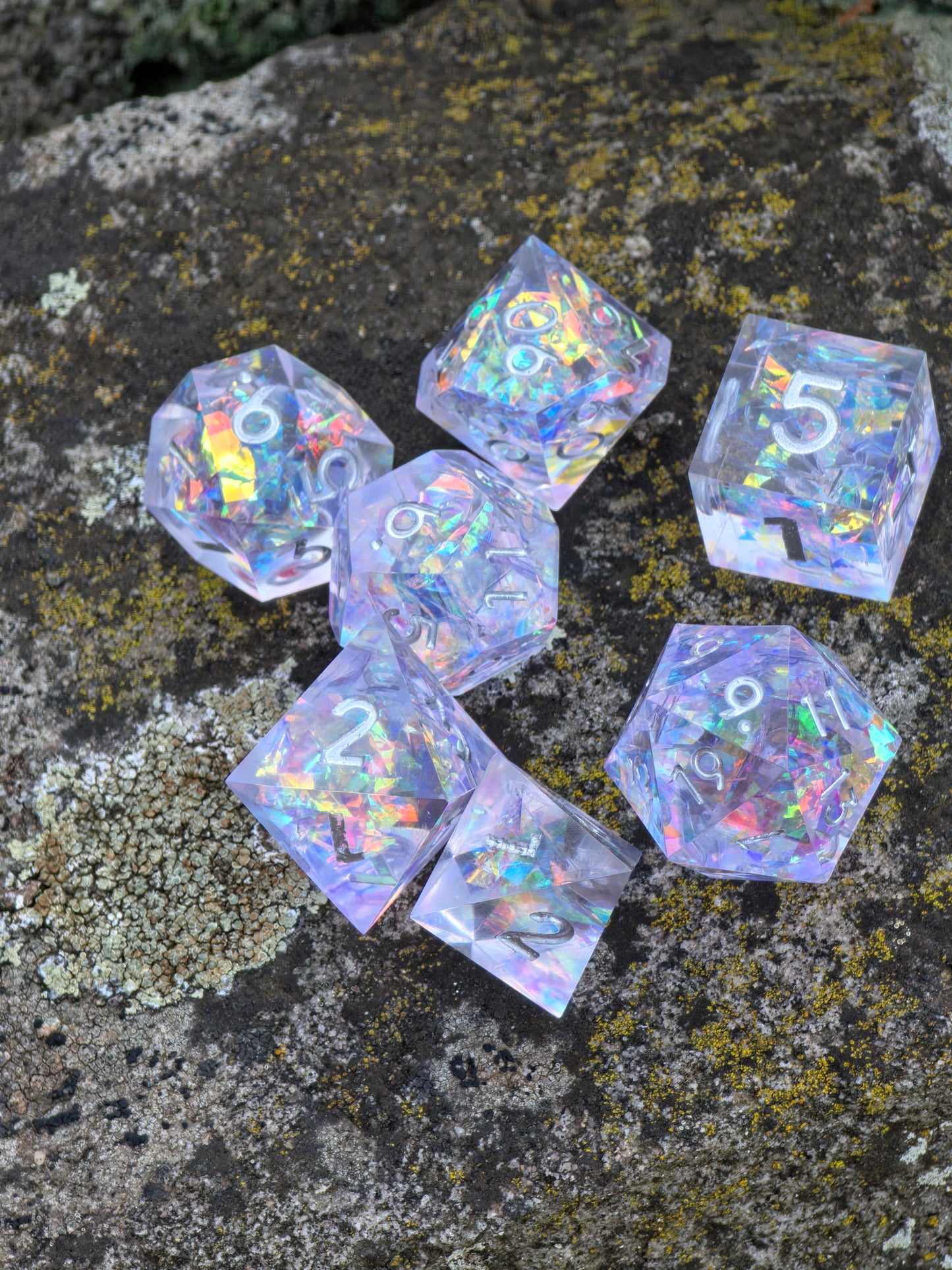Polyedrisches DnD Würfelset Crystal Aurora – Handgemachte Resinwürfel mit Holographic Flakes | DnD Pen and Paper TTRPG
