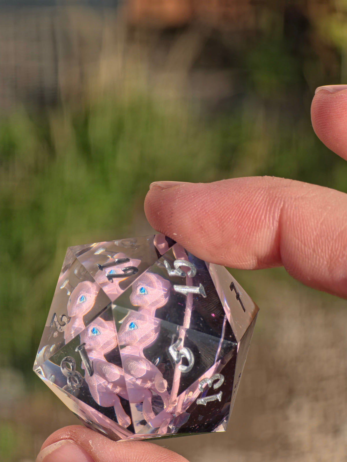 Mew – Psychic Galaxy D20 40 mm – Pokemon inspirierter Resin Würfel | Rosa Mew Miniatur, Galaxy Design & Metallic Silber
