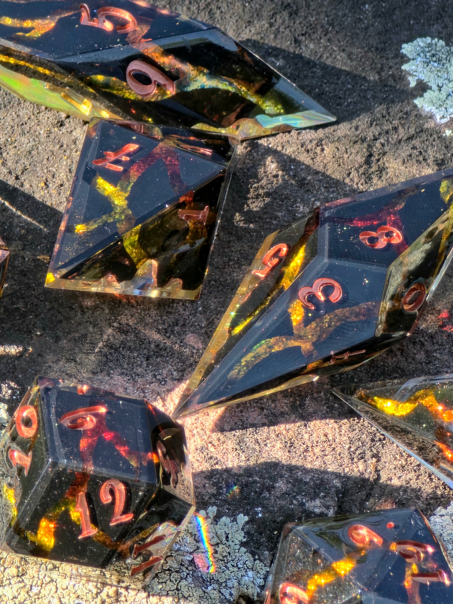 Golden Rift Custom Liquid Core Geode Dice Set – Elongated Sharp Edge Resin Würfel mit Geodenkern, Cracked Effect und schwebendem Liquid Core für DnD (Anne)