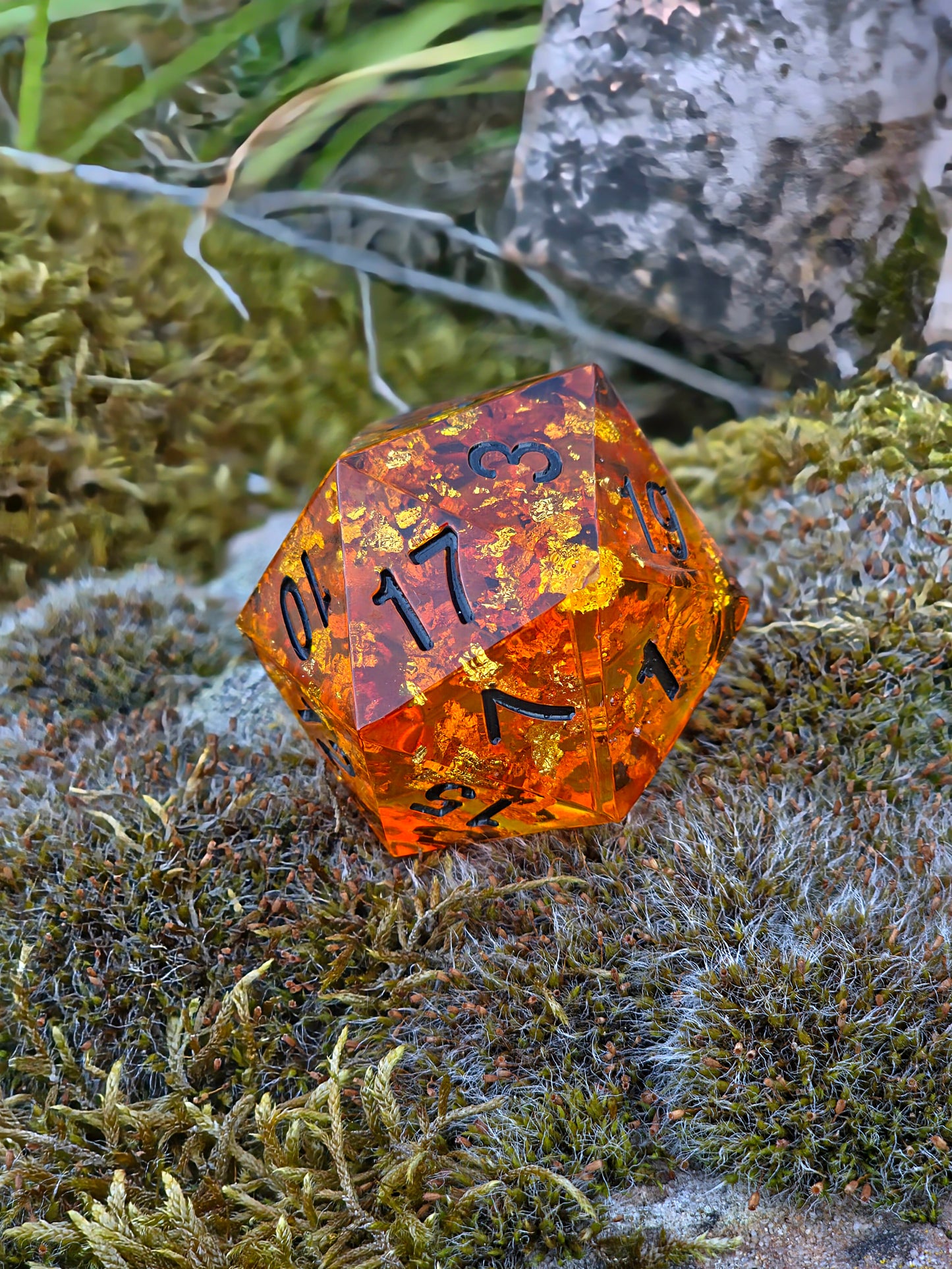 Chonk Polyedrischer D20 Würfel 35mm im Bernstein Stil – Handgemachter Large Resin Amber Dice für DnD, TTRPG & Sammler