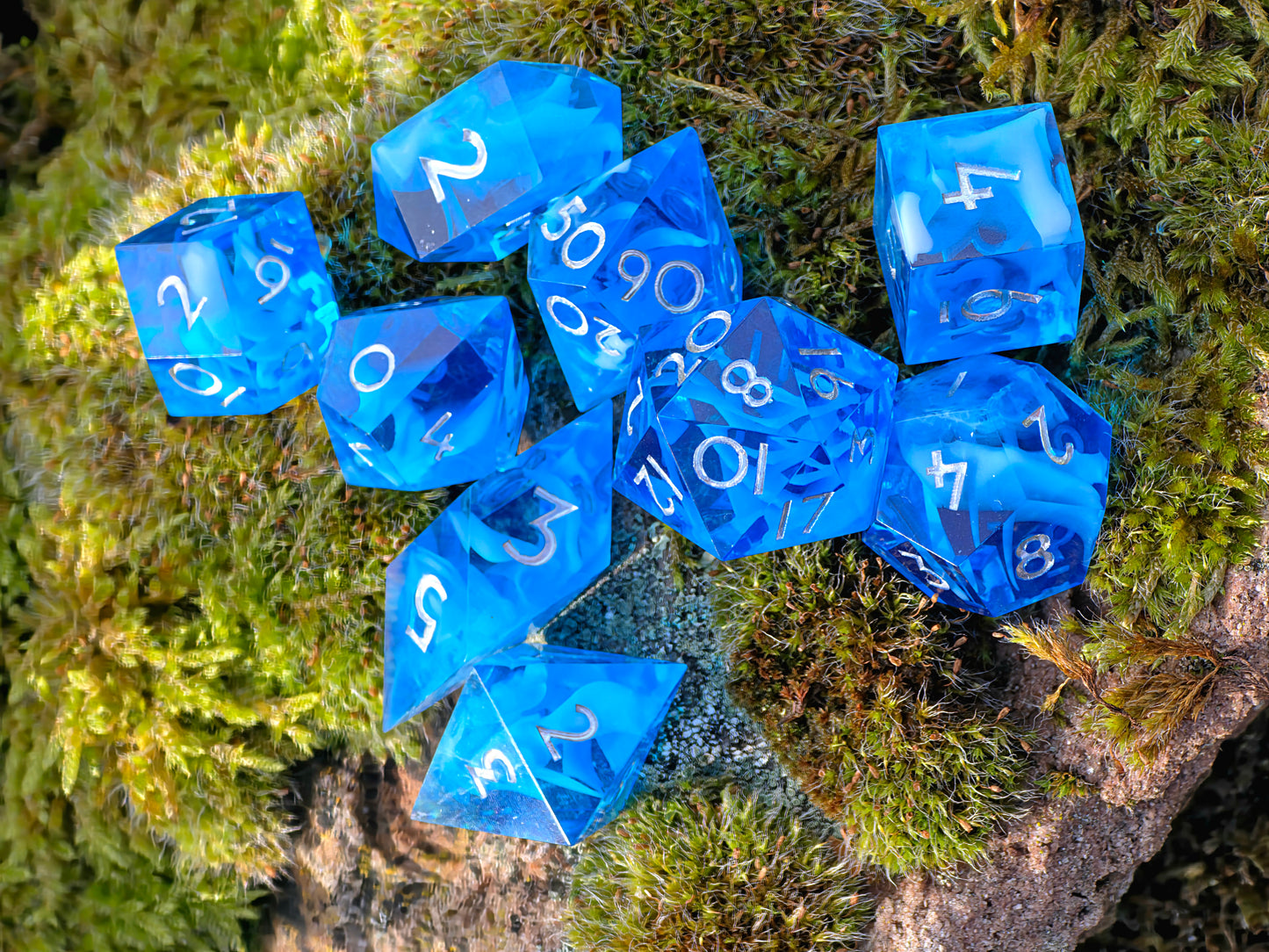 Polyedrischer DnD Würfelset 9 Stück – Arctic Sky Cloud Dice | Handgemachte Resin Würfel in Eisblau Transparent mit Cloud-Effekt & Silberzahl