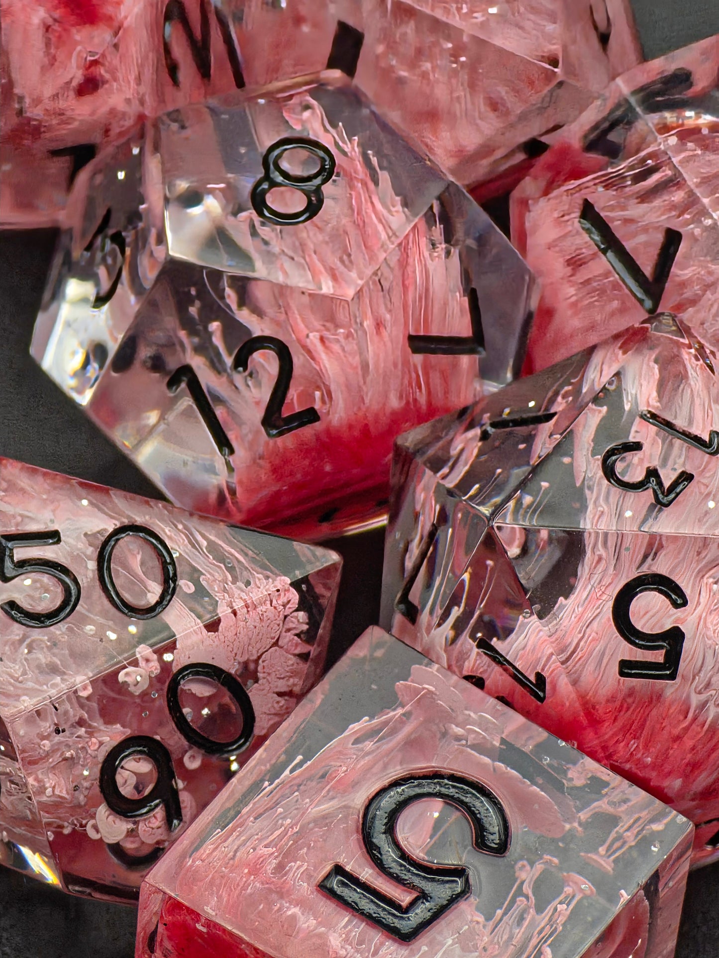 Polyedrisches Würfelset „Crimson Bloom“ – Handgemachte Resinwürfel mit rotem & weißem Petri-Effekt | DnD Dice Set TTRPG