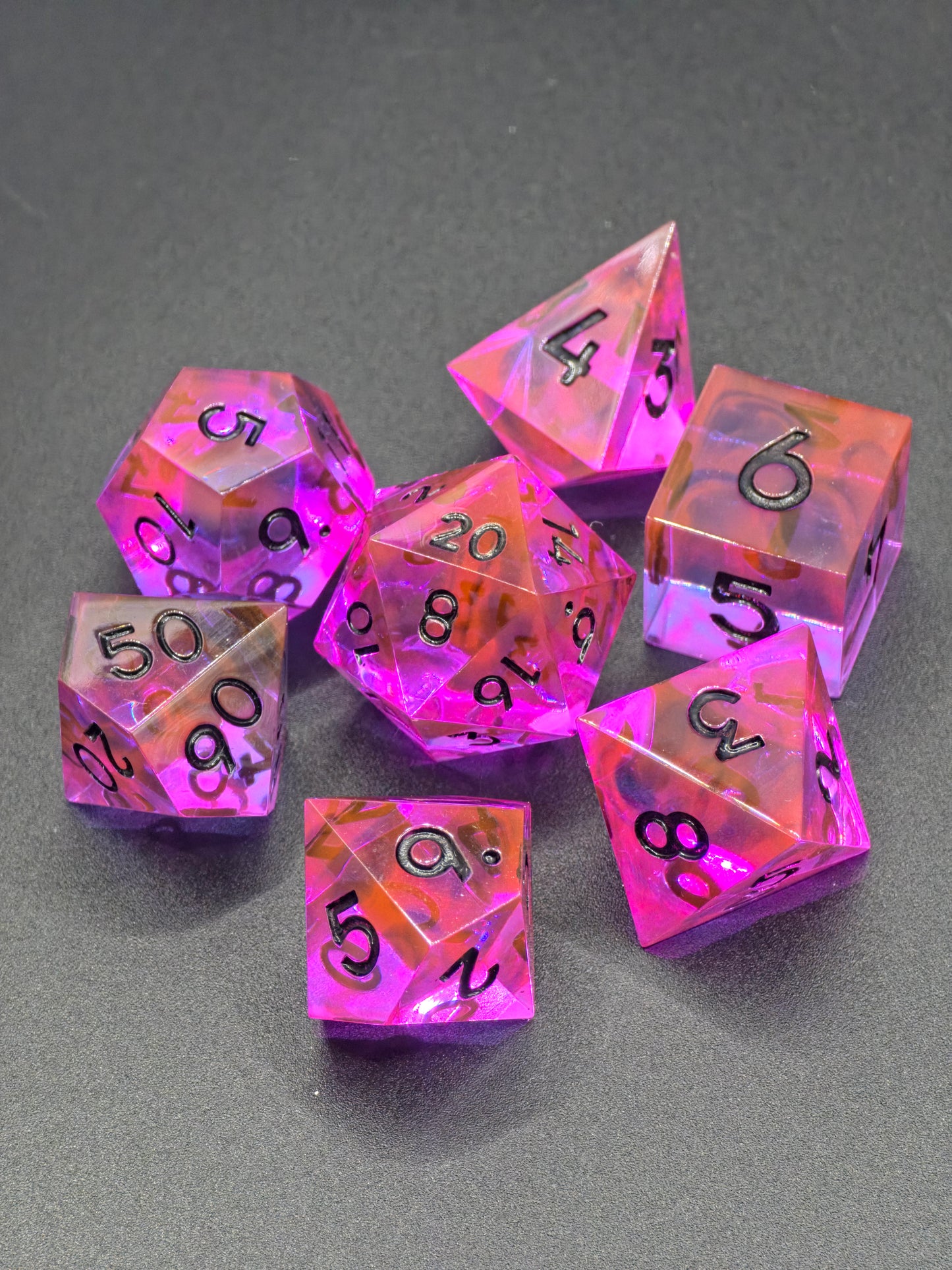 Radiant Ember – Handgemachtes Polyedrisches Würfelset aus Resin | Leuchtend Pink-Oranger Nebula Effekt | DnD Dice Set TTRPG