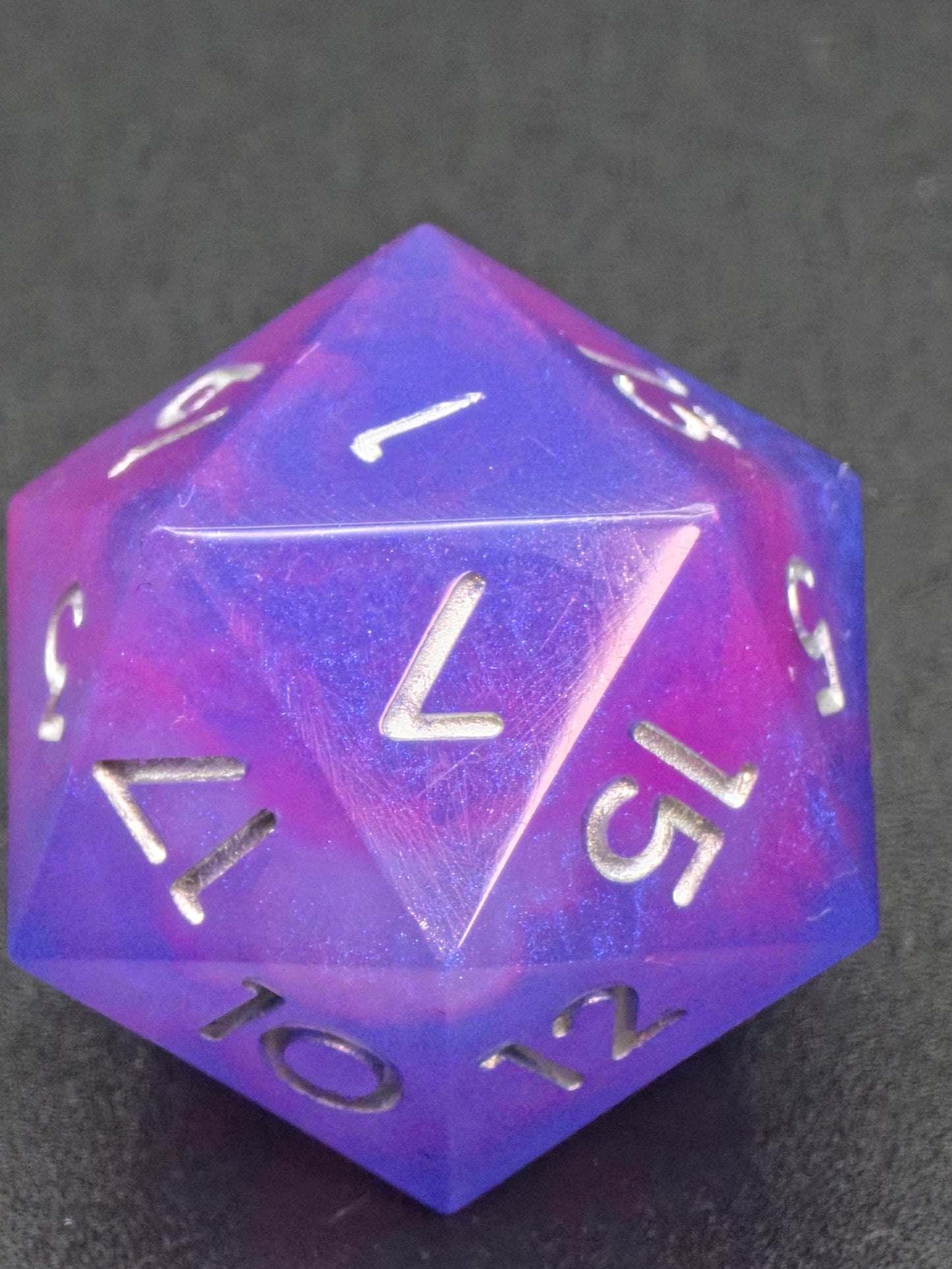 Aetherfall D20 – Handgemachter lila-blauer Resinwürfel mit Silberzahlen | Einzeln D20 Standardgröße | DnD Würfel | TTRPG Dice