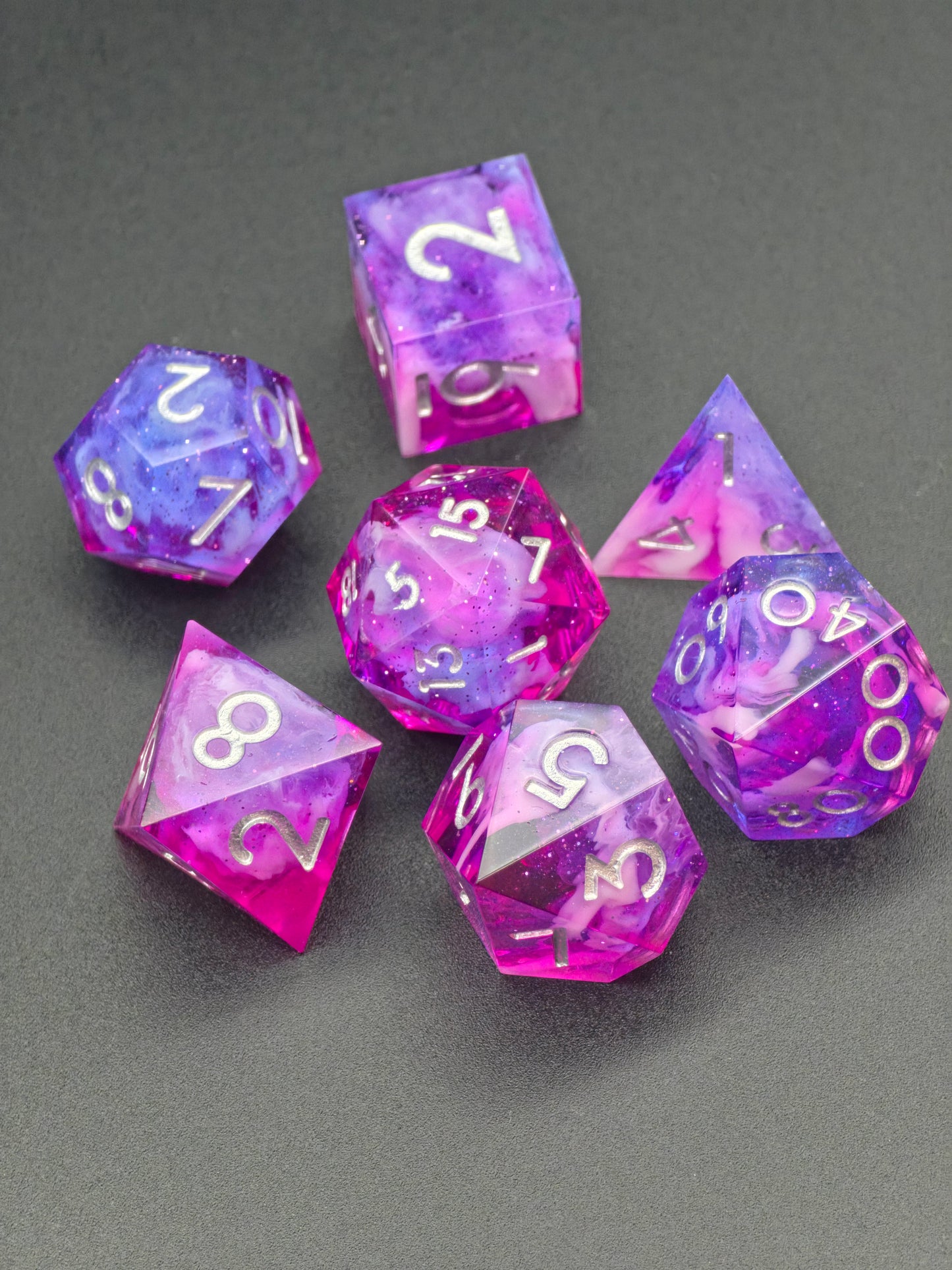 Astral Orchard – Handgemachtes DnD Würfelset violett rosa mit Petri Effekt und silbernen Zahlen | 7-teiliges Polyhedral Set | Resin Dice | TTRPG RPG Würfel