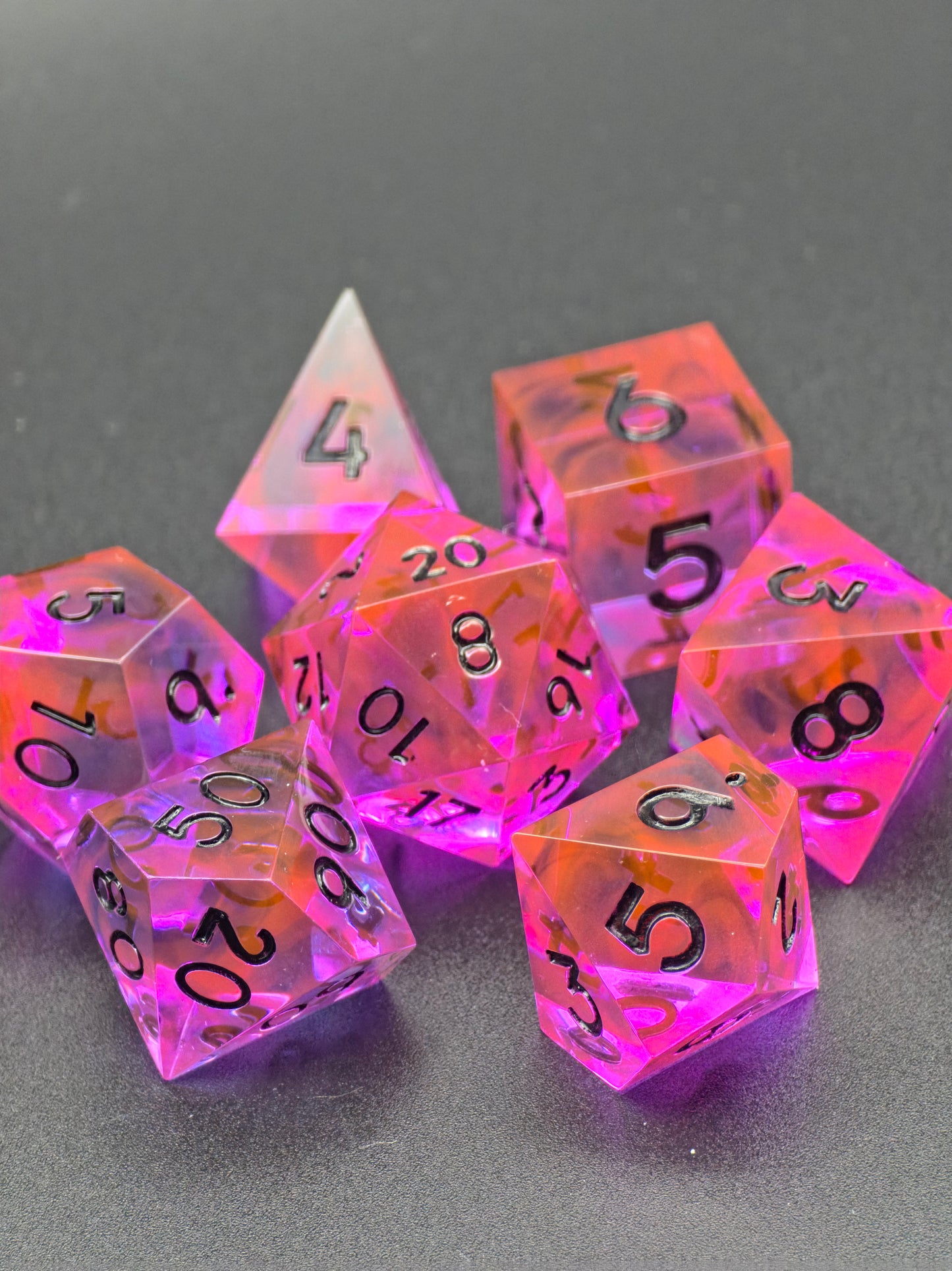 Radiant Ember – Handgemachtes Polyedrisches Würfelset aus Resin | Leuchtend Pink-Oranger Nebula Effekt | DnD Dice Set TTRPG