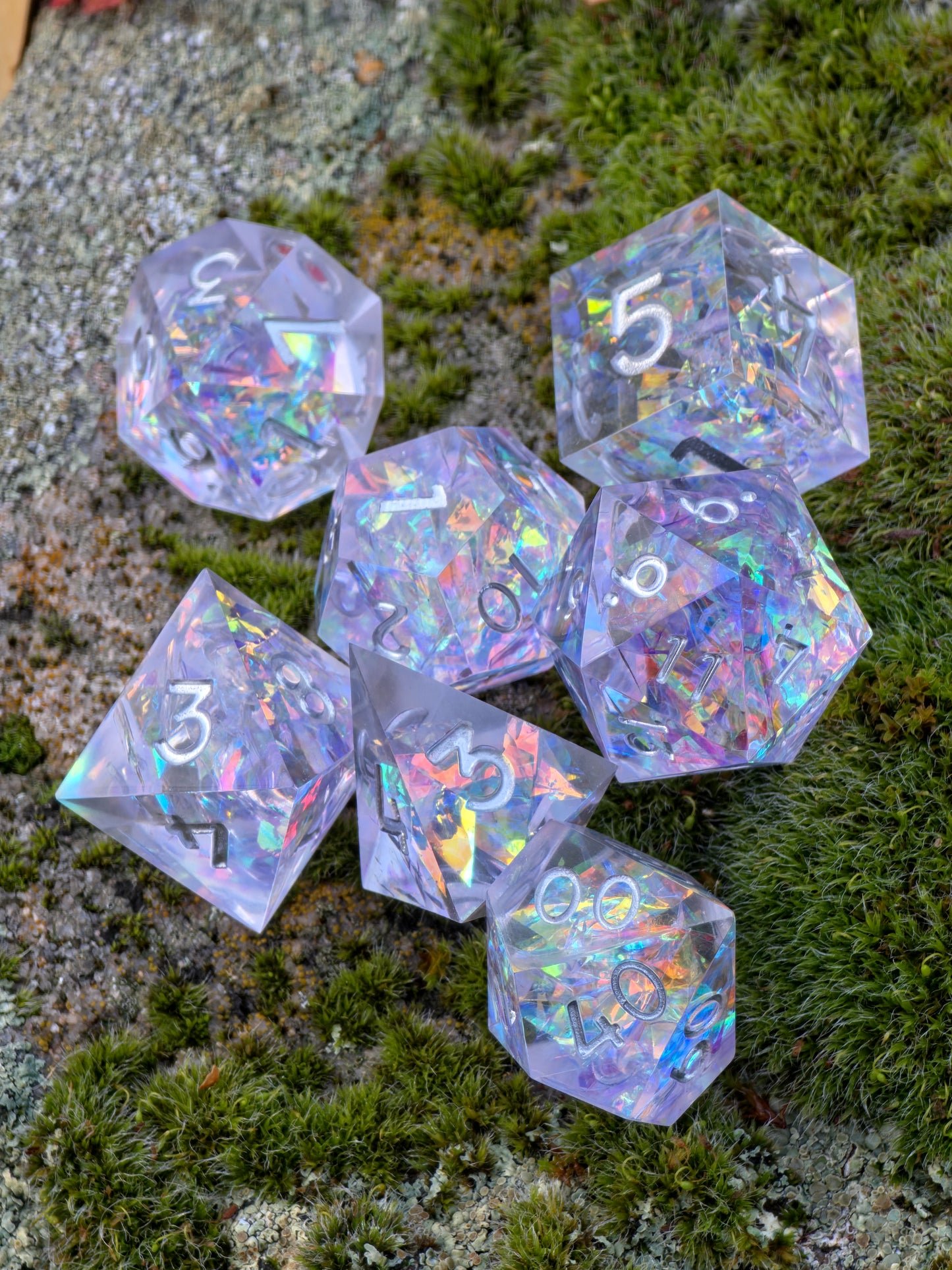 Polyedrisches DnD Würfelset Crystal Aurora – Handgemachte Resinwürfel mit Holographic Flakes | DnD Pen and Paper TTRPG