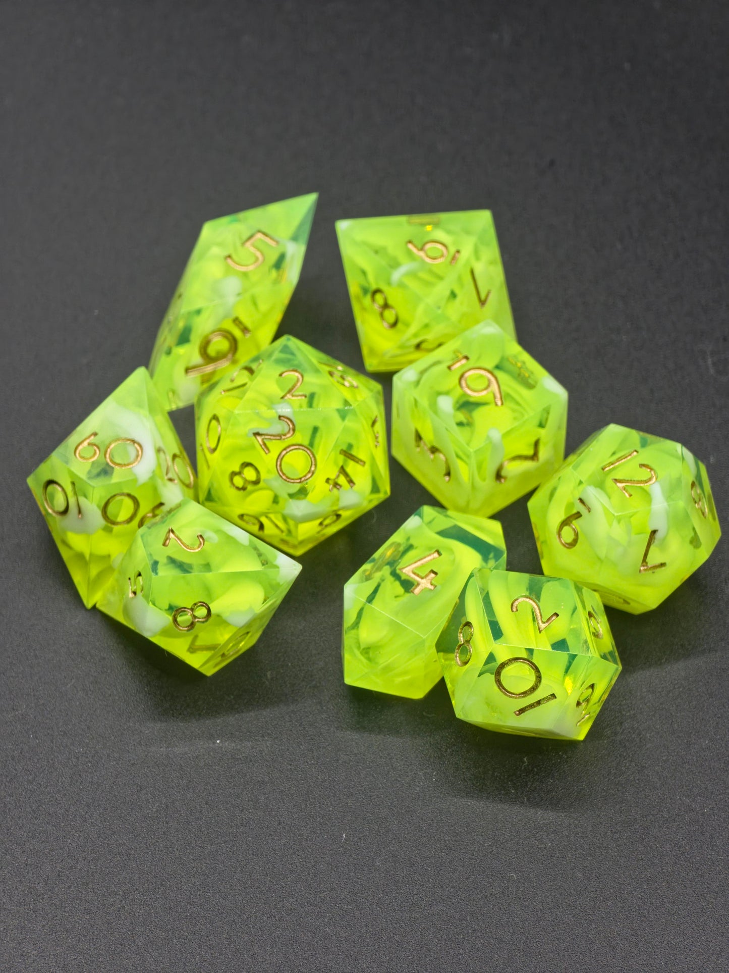 Polyedrisches Würfelset „Alchemist Cloud Nebula“ – Handgemachte Resinwürfel mit Cloud-Effekt & Goldzahlen | DnD Dice Set TTRPG