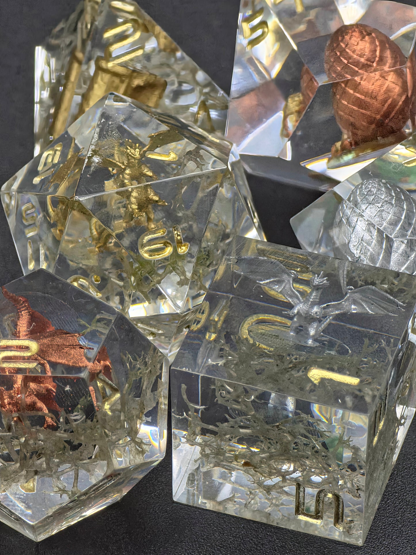 Würfelset „Hort der Uralten Drachen“ – Handgemachtes Resin Dice Set mit Drachen- & Ei-Dioramen | DnD TTRPG Würfel