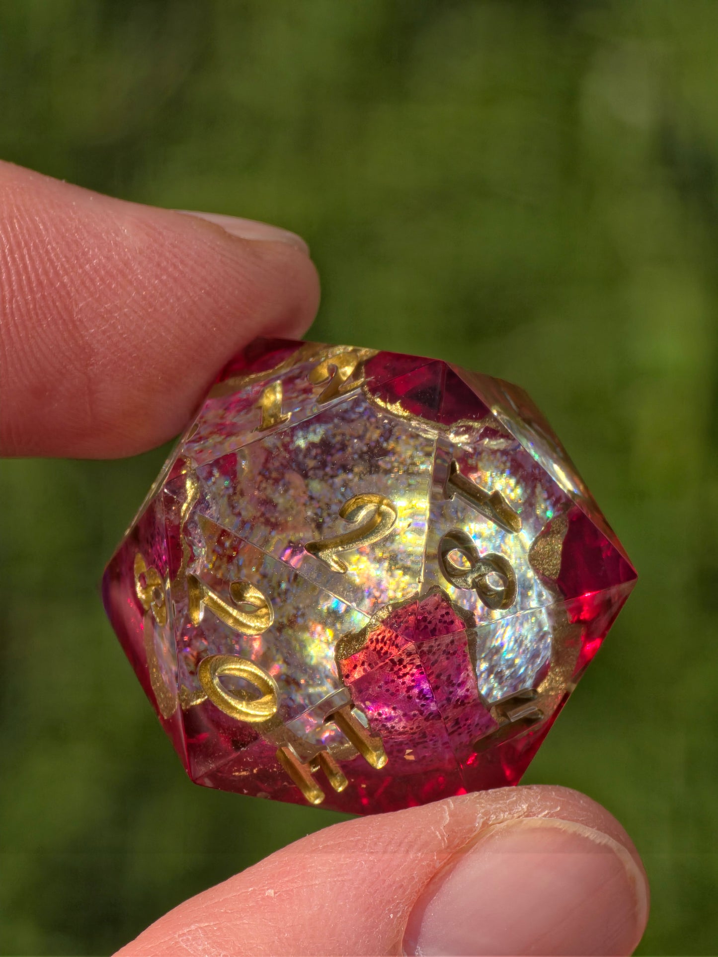 Crimson Geode D20 – Magischer Handgemachter Resin Würfel mit Kristallkern, Pink Gold Fantasy Dice, Premium DnD Einzelstück