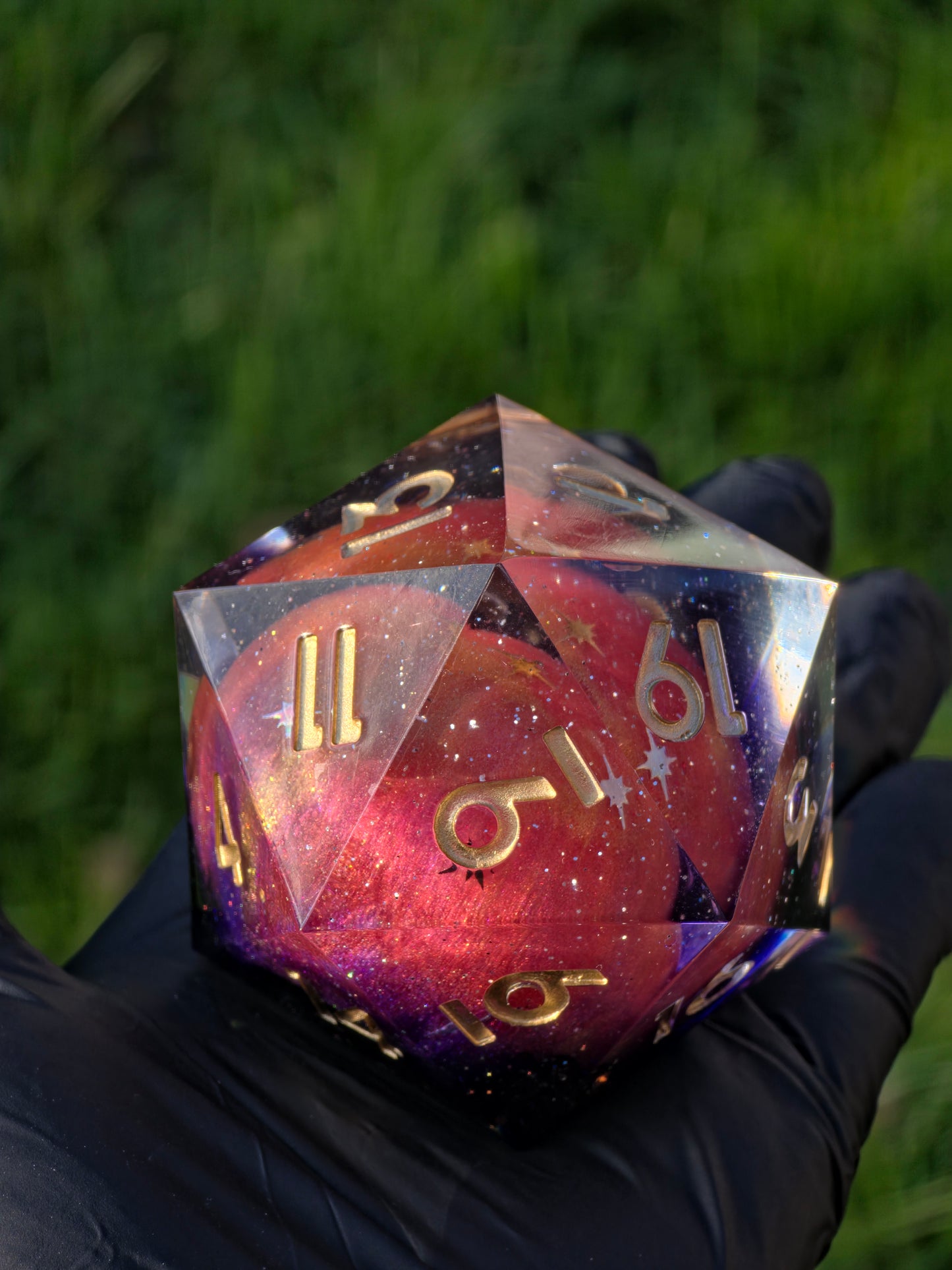 Polyedrischer D20 XL 55 mm – Planet Mars Dice | Handgemachter Resin Würfel mit Galaxie-Effekt & Goldzahlen | Universum Würfel für DnD, TTRPG