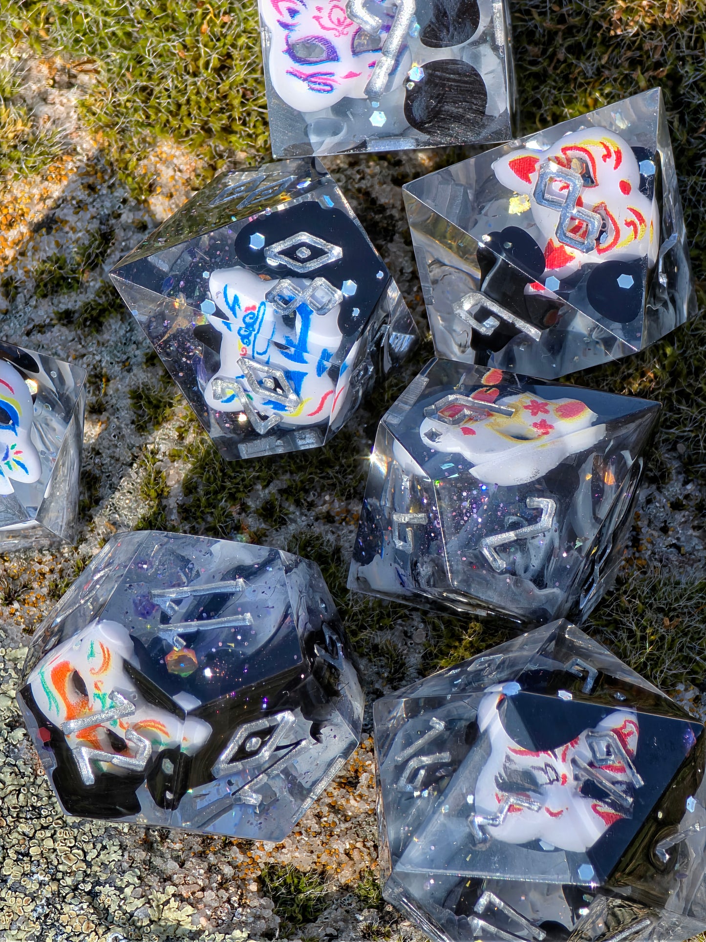 Kitsune Spirit Dice Set – Japanisch inspirierte Fuchs Masken Würfel, Resin DnD Dice, Yokai Fox Design, Sharp Edge TTRPG Dice, Handmade Set