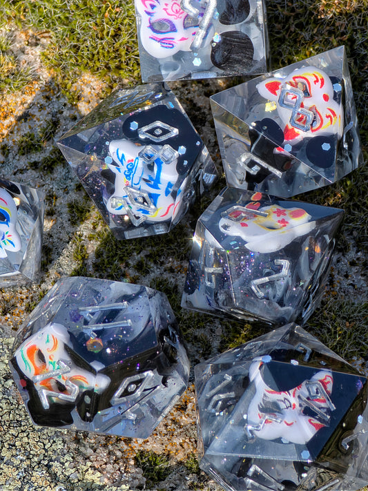 Kitsune Spirit Dice Set – Japanisch inspirierte Fuchs Masken Würfel, Resin DnD Dice, Yokai Fox Design, Sharp Edge TTRPG Dice, Handmade Set
