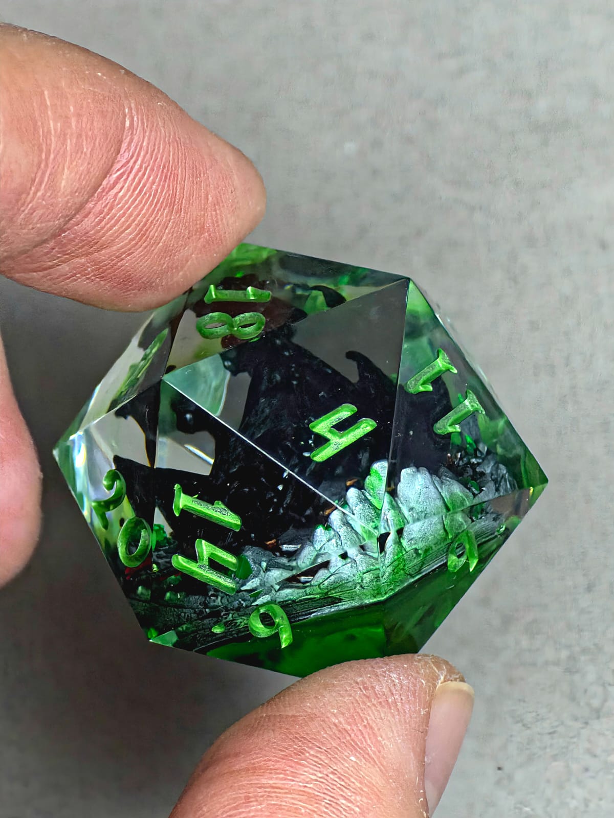 Nachtschatten D20 35mm – Handgemachter Resin Dragon Dice inspiriert von Ohnezahn aus How to Train Your Dragon, Schwarzer Drache Fantasy Würfel