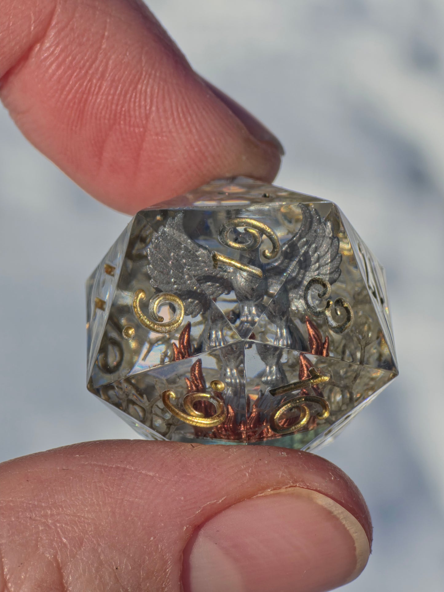 Würfelset „Asche des Ewigen Feuers“ – Handgemachtes Resin Dice Set mit Silbernem Phönix, Eiern & Kristallen | DnD TTRPG Würfel