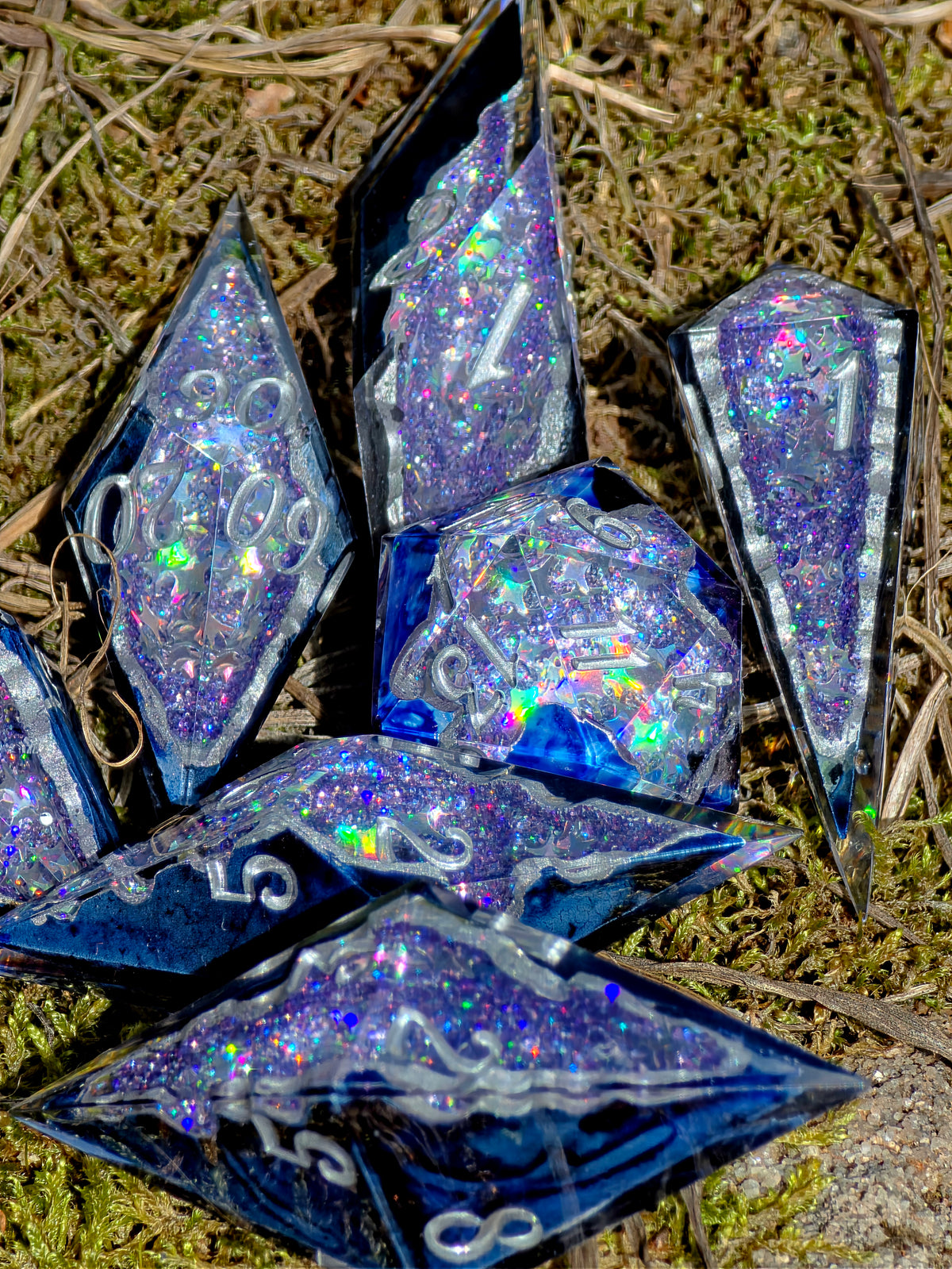 Celestial Sapphire – Shattered Starlight Blue Galaxy Geode Würfelset – 7-teiliges DnD Dice Set | Funkelnde Kristall Würfel in Dunkelblau & Silber | Handmade Resin Dice