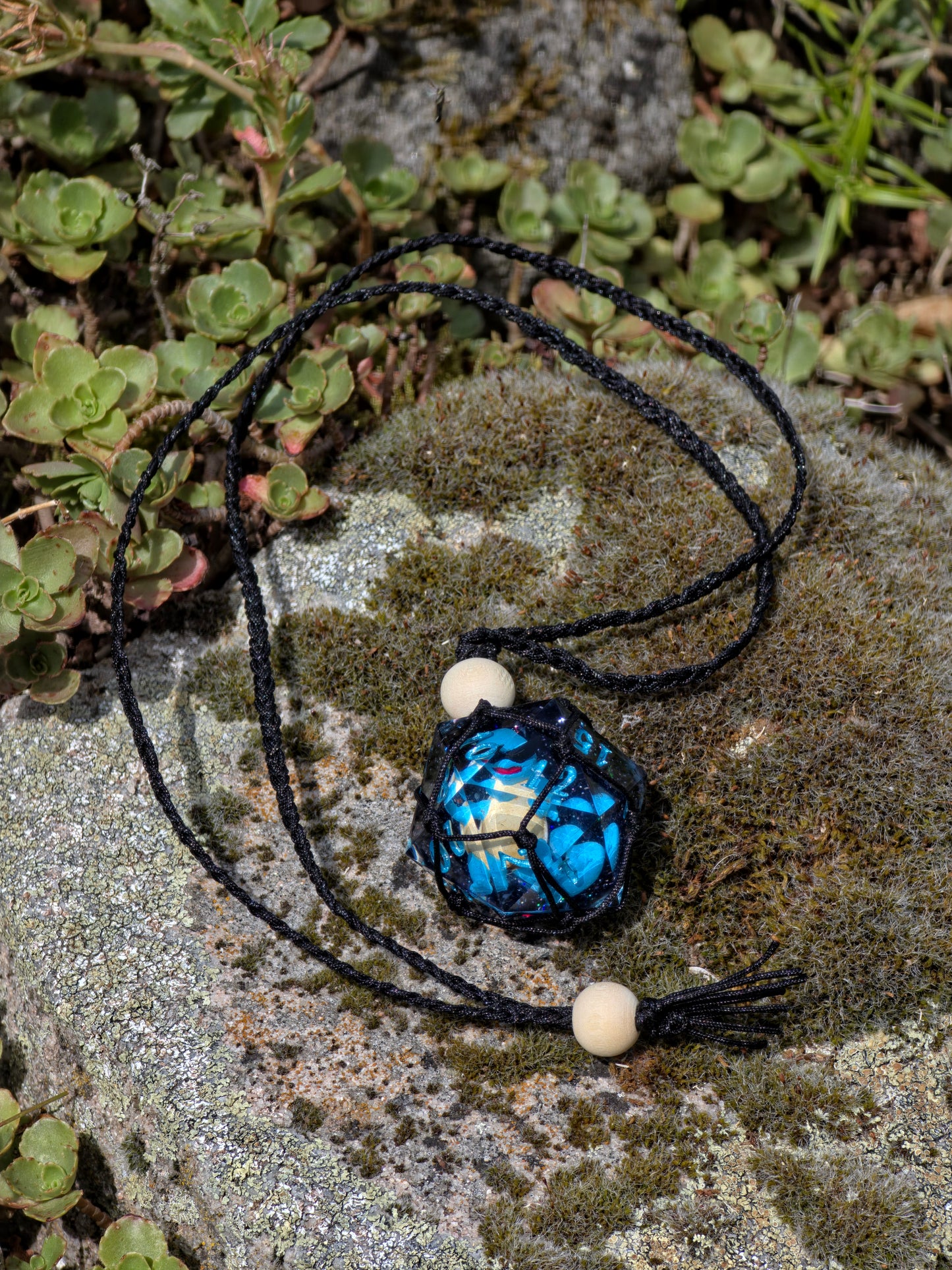 Shadow Weaver – Dice Pendant Würfelhalter für 35 mm D20 – Schwarze Dice Necklace | Verstellbarer Dice Holder für Resin Würfel Shiggy