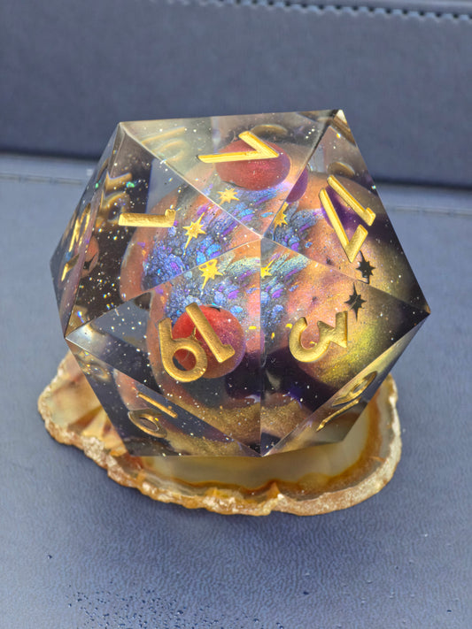 Großer Polyedrischer D20 „Celestial Sphere“ 55 mm – Handgefertigter Premium-Resinwürfel mit 4 Planeten & Galaxy Effekt | Einzelstück | DnD