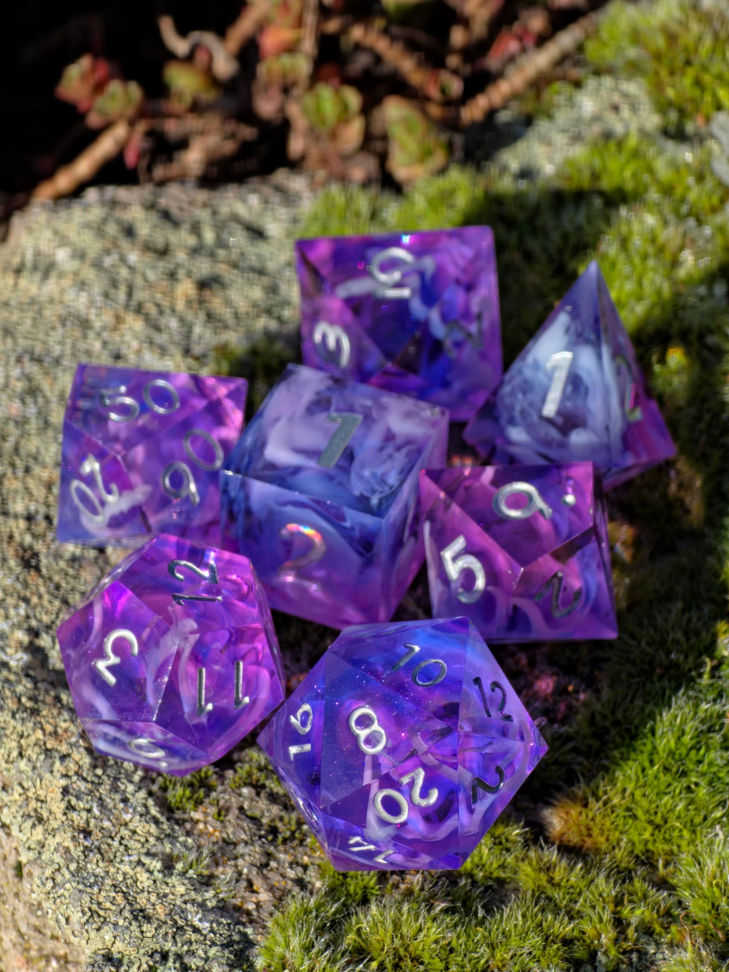 Polyedrisches Würfelset „Violet Cloud Nebula“ – Handgemachte Resinwürfel rosa-lila mit Nebel Effekt | DnD Dice Set TTRPG