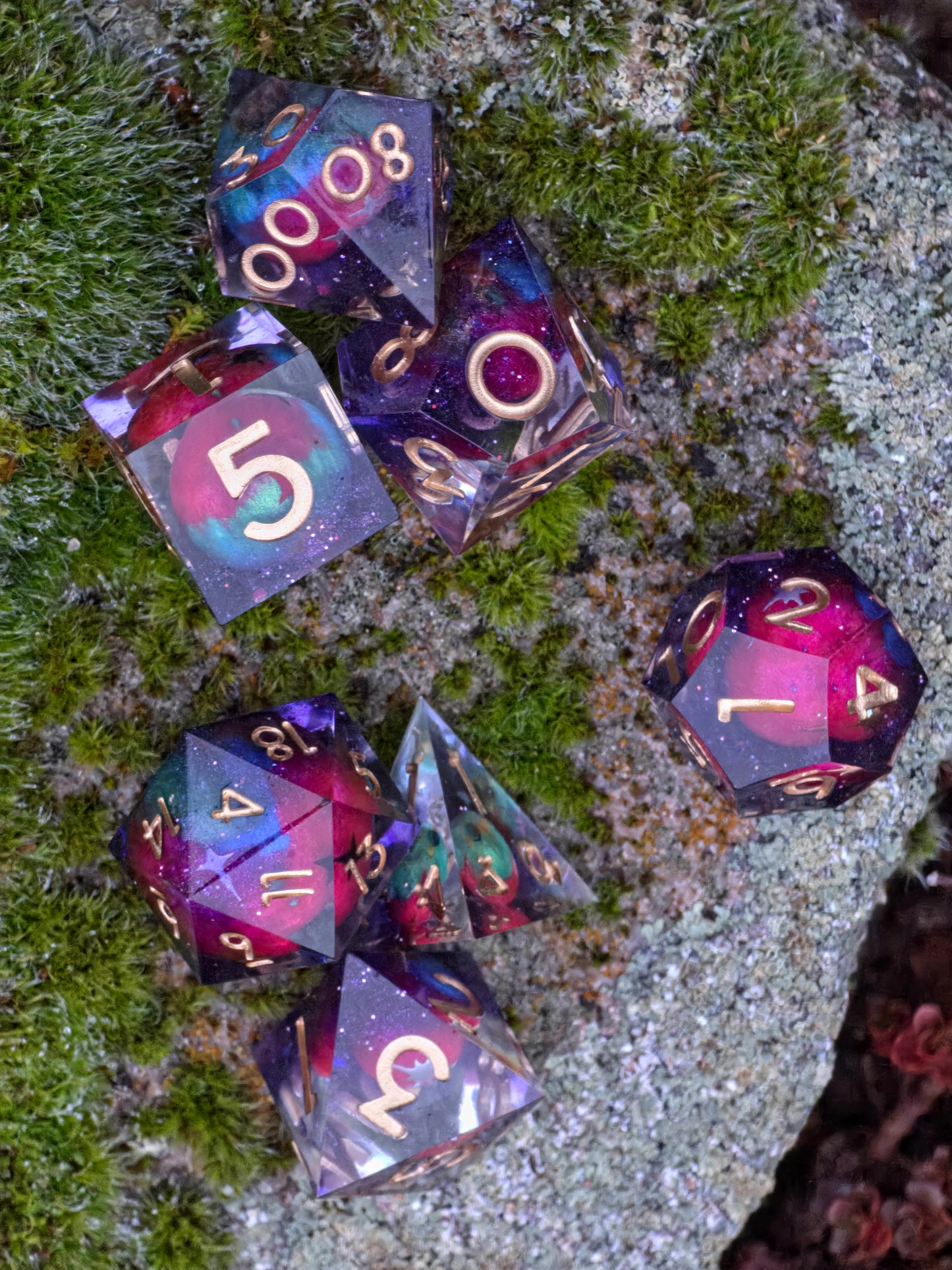 Astral Realms – Relikte der Sternenfürsten | Galaxy Planet Dice Set | Handmade Resin DnD Würfel mit goldenen Zahlen | Premium TTRPG Dice
