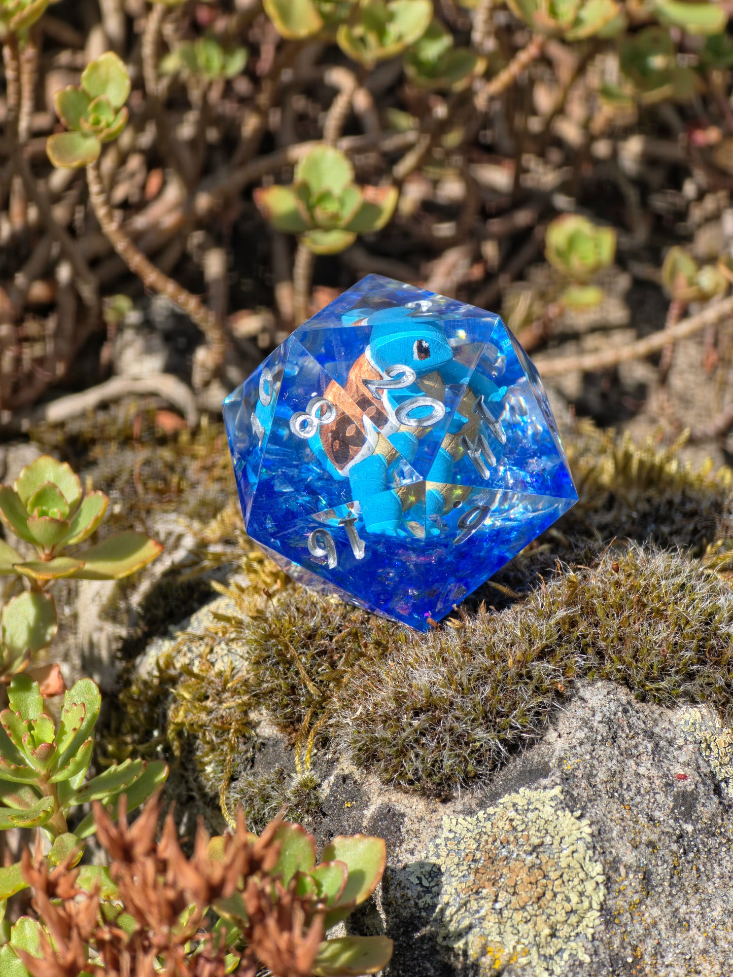 Shiggy – Midnight Ocean D20 40 mm – Pokémon-inspirierter Resin Würfel in Deep Ocean Blue XL DnD Sammlerwürfel