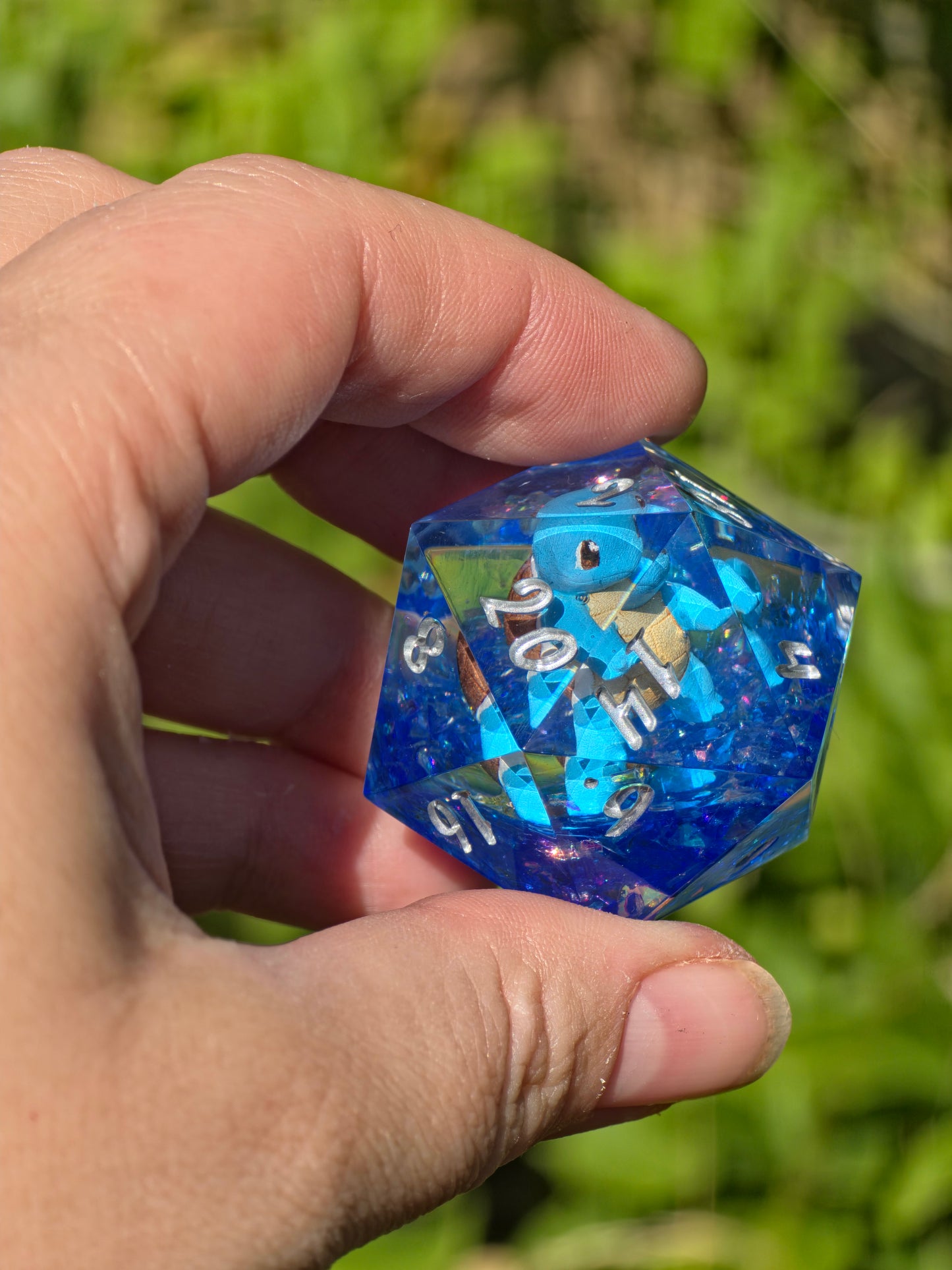 Shiggy – Midnight Ocean D20 40 mm – Pokémon-inspirierter Resin Würfel in Deep Ocean Blue XL DnD Sammlerwürfel