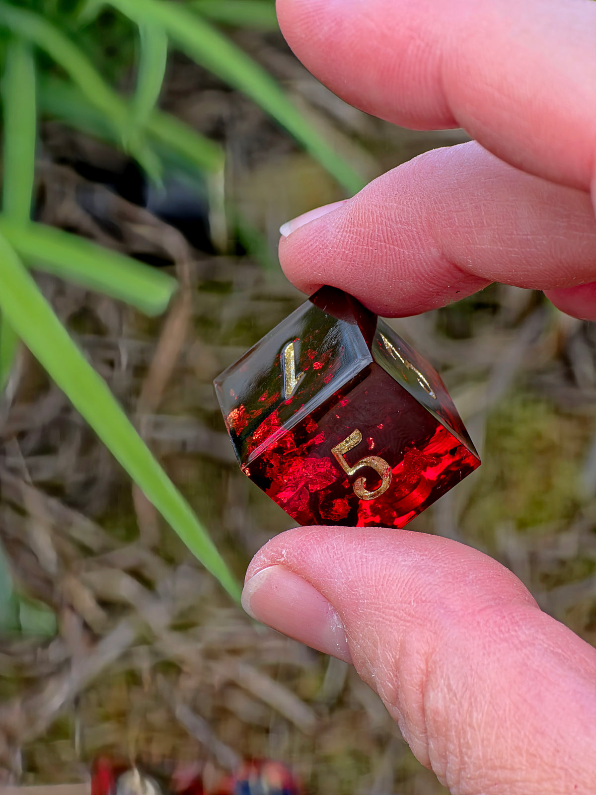Crimson Inferno – Heart of the Volcano Ruby Lava Geode Würfelset – 7-teiliges DnD Dice Set | Rubinrote Resin Würfel mit Gold & schwarzen Wirbeln | Handmade Fantasy Dice