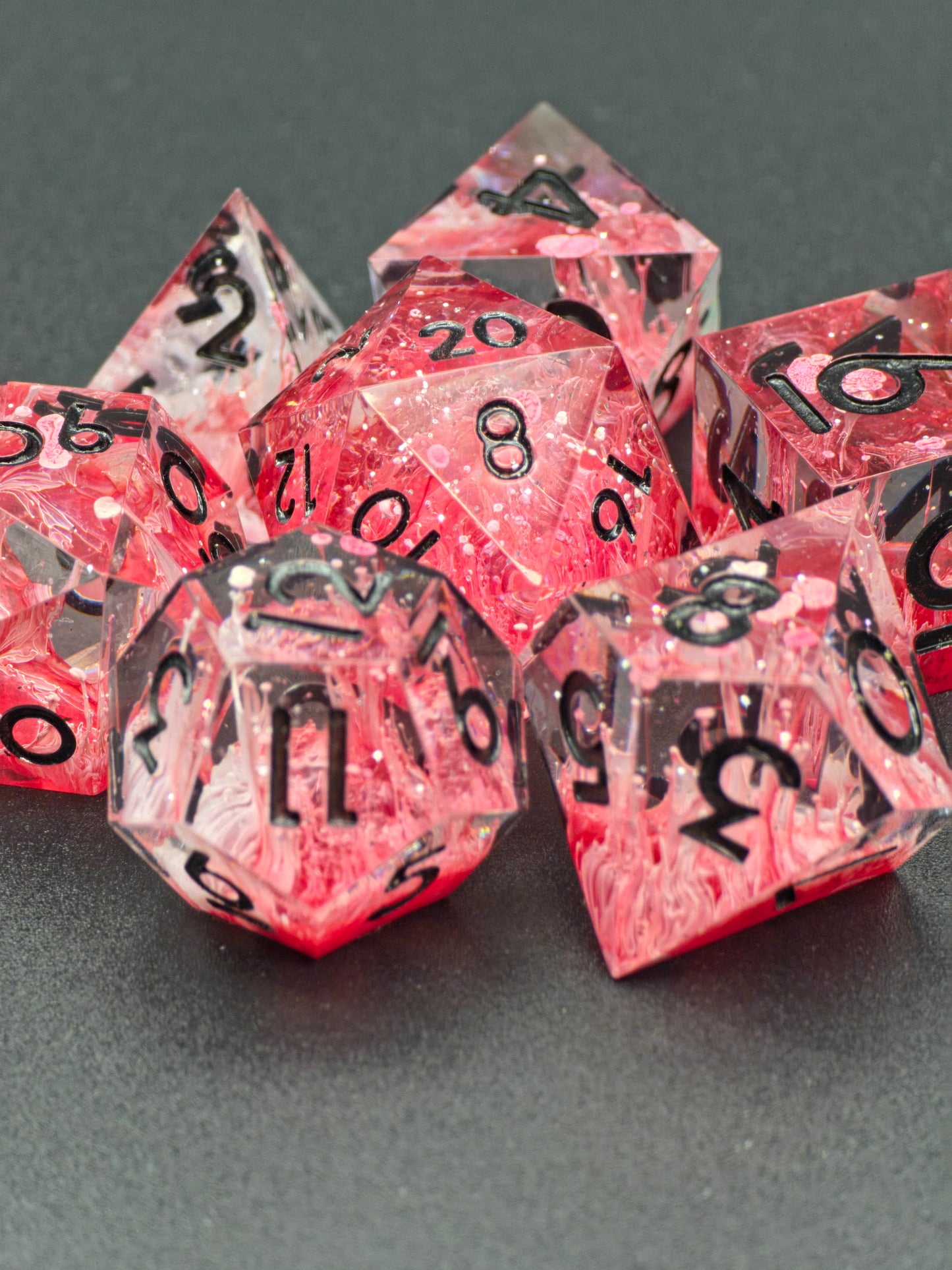 Crimson Venom – Handgemachtes DnD Würfelset rot mit Petri Effekt und schwarzen Zahlen | 7-teiliges Polyhedral Set | TTRPG Dice | Artisan Resin Dice