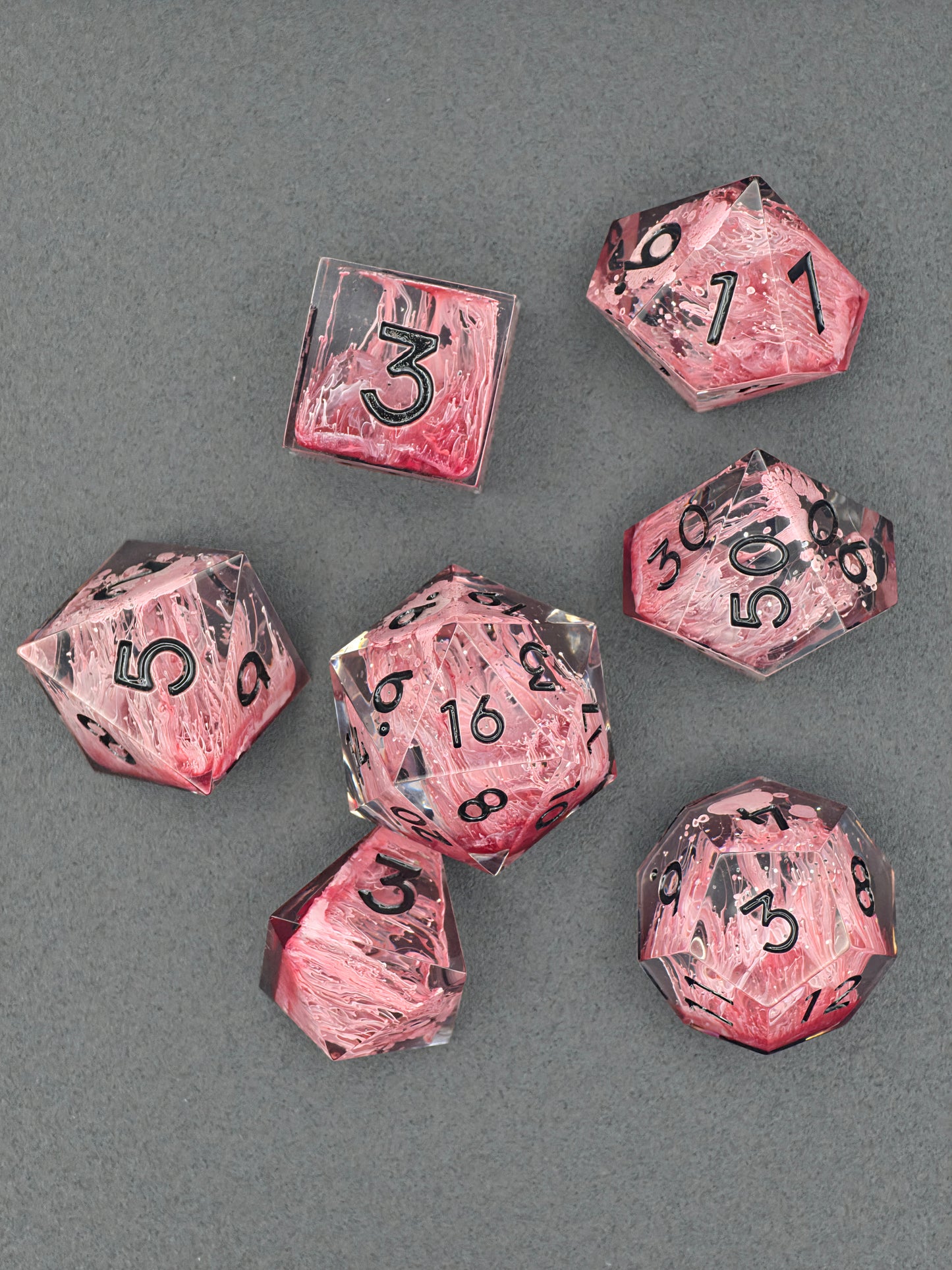 Polyedrisches Würfelset „Crimson Bloom“ – Handgemachte Resinwürfel mit rotem & weißem Petri-Effekt | DnD Dice Set TTRPG