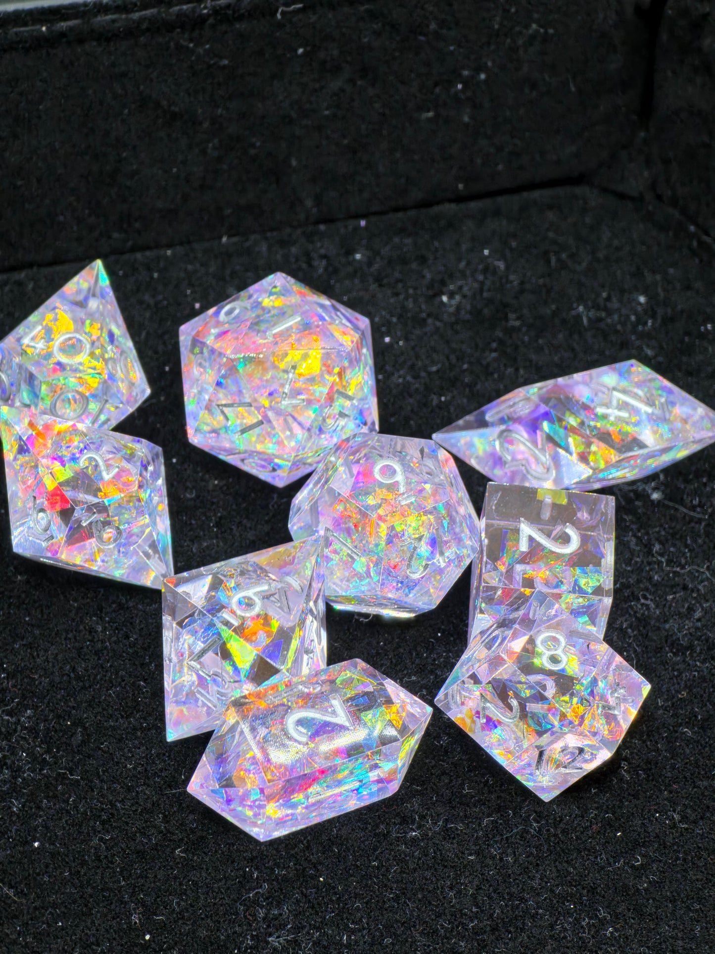 Polyedrisches Würfelset „Prism Aurora“ – Handgemachte Resinwürfel mit irisierendem Opal-Effekt | DnD Dice Set Pen and Paper TTRPG | Regenbogenwürfel mit Spiegelglanz