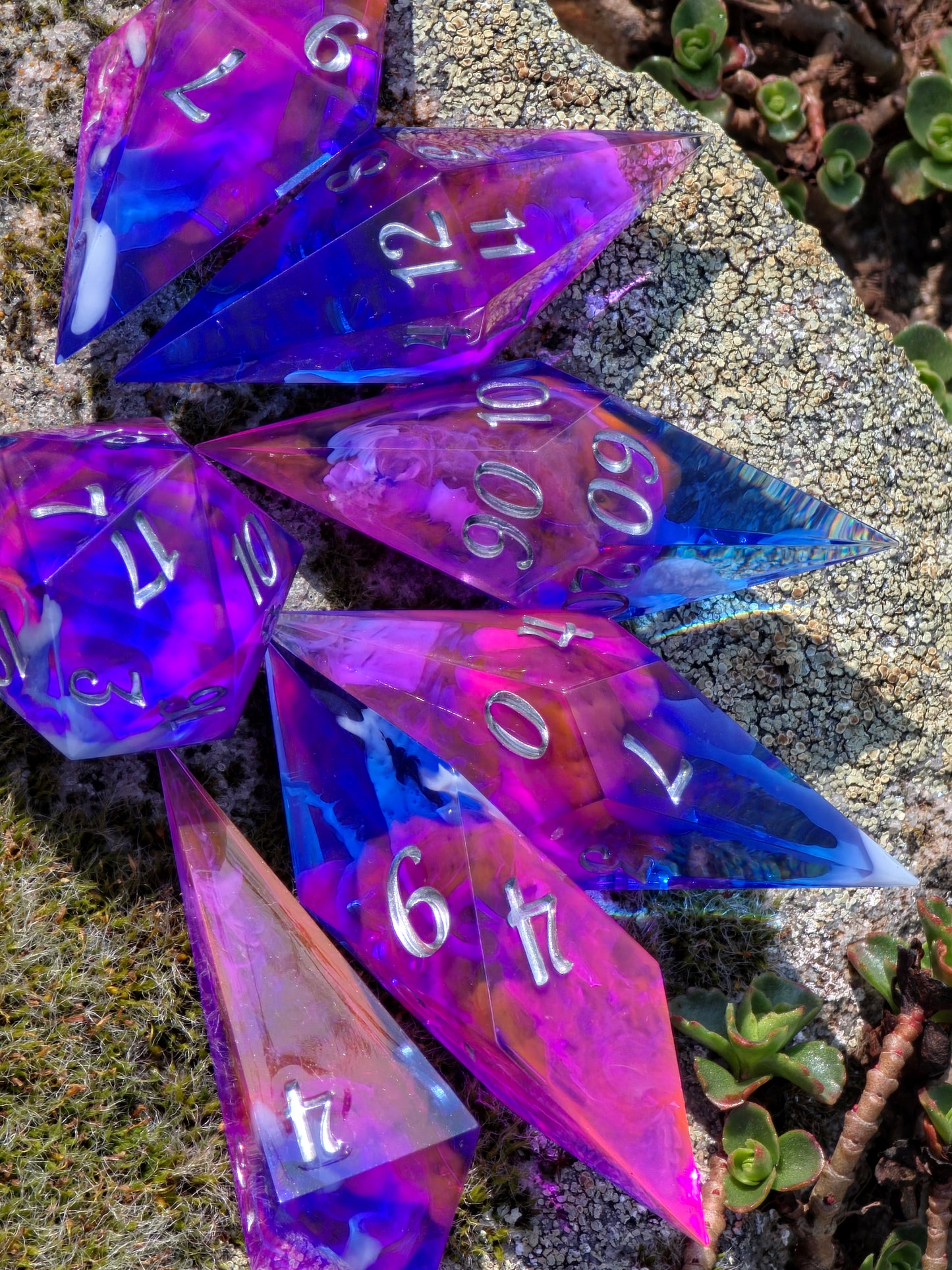 Elongated Dice Set „Nebula Shards“ – 7er Set Resin Würfel mit Cloud Nebula Effekt, Silber Zahlen | Handmade Sharp Edge TTRPG Dice