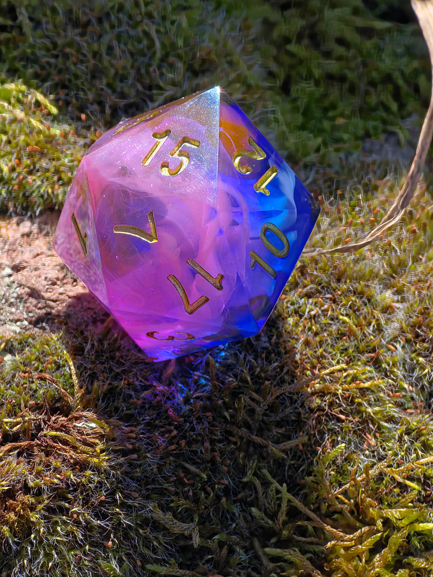 Polyedrischer Nebula Cloud D20 Würfel 35mm – L Format Chonk Dice | Handgemachter RPG Würfel in Blau & Violett, Galaxy Dice,dnd