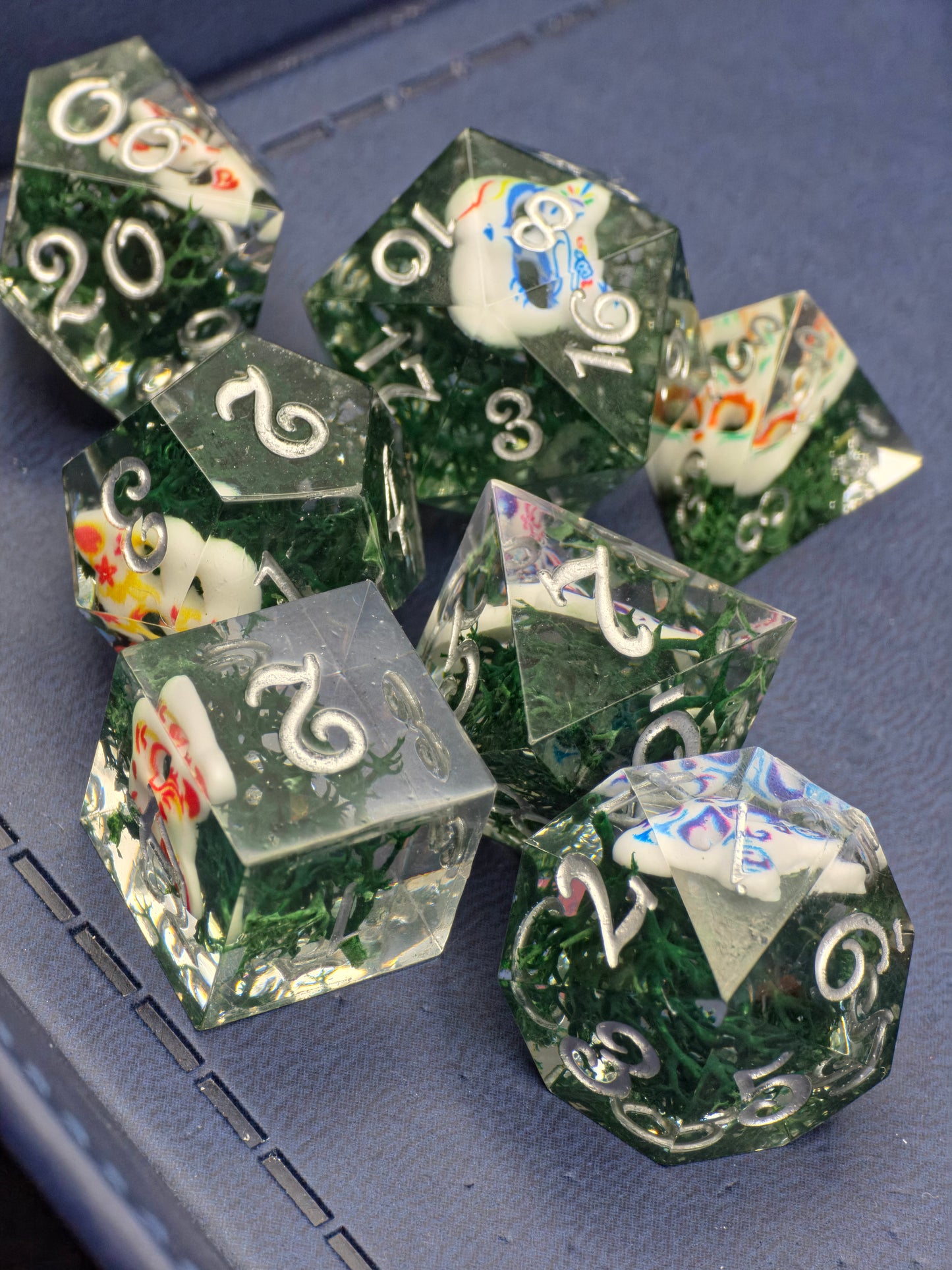 Kitsune Spirit Dice – Japanischer Fuchs Masken Würfelset | Klar Resin DnD Dice Set mit weißen Zahlen | Handmade TTRPG Würfel