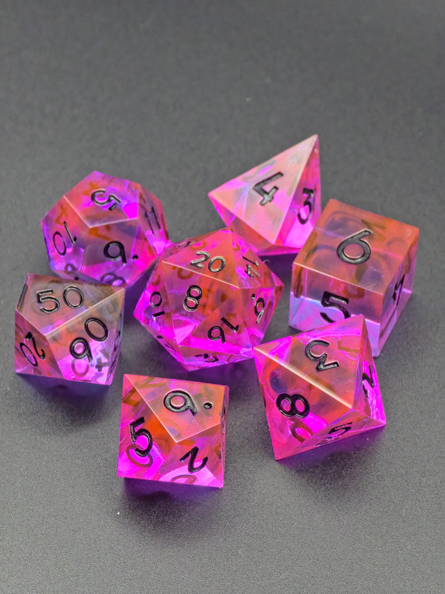 Radiant Ember – Handgemachtes Polyedrisches Würfelset aus Resin | Leuchtend Pink-Oranger Nebula Effekt | DnD Dice Set TTRPG