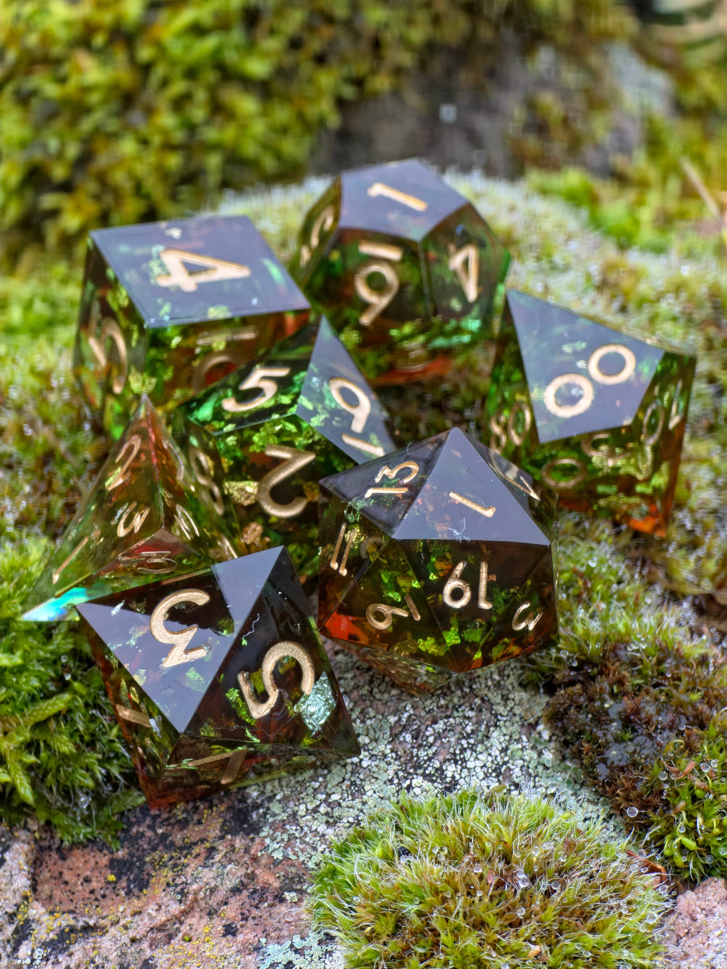 Polyedrisches Würfelset „Heart of the Forest“ – Handgemachte Resinwürfel in Rot-Grün mit Goldflocken | DnD Dice Set Pen and Paper TTRPG | Magisches Waldartefakt Würfelset