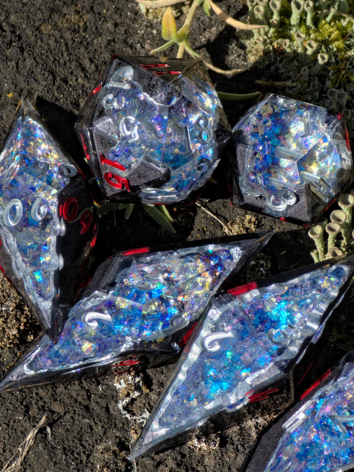 Geode Style Elongated Dice Set – Handgemachte Sharp Edge Würfel mit Opal-Kristallen, Rot-Silber Zahlen, Fantasy DnD Resin Dice (Eléras of Argent)