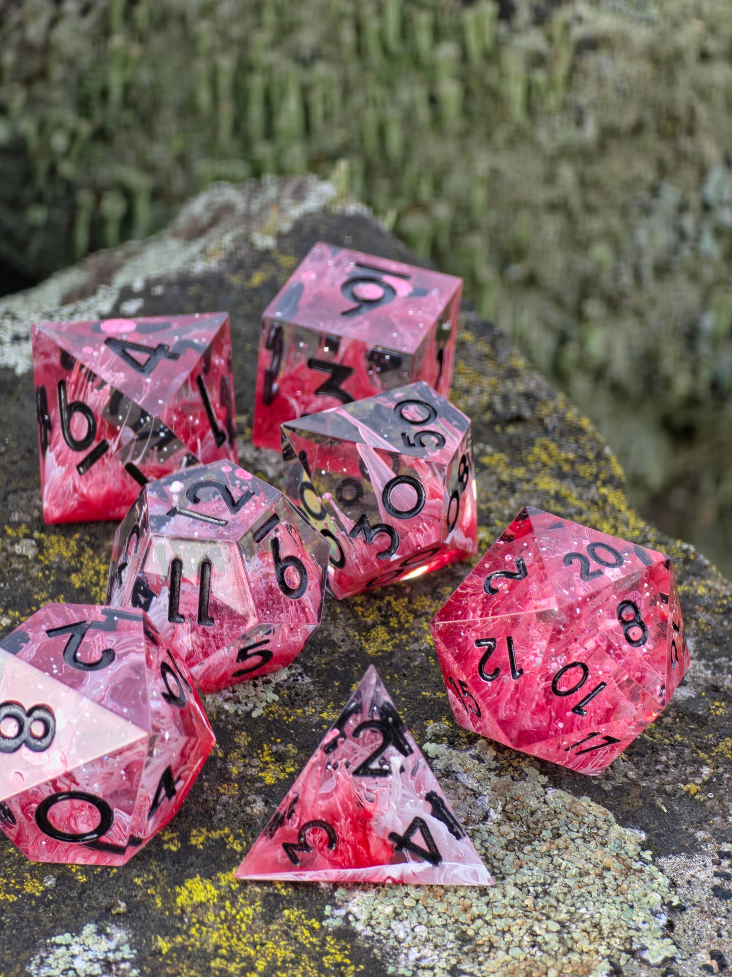 Crimson Venom – Handgemachtes DnD Würfelset rot mit Petri Effekt und schwarzen Zahlen | 7-teiliges Polyhedral Set | TTRPG Dice | Artisan Resin Dice