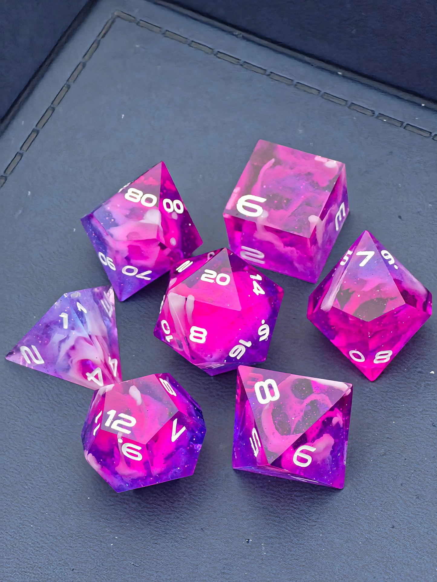 Polyedrisches Würfelset „Starflare Cloud Galaxy“ – Handgemachte Resinwürfel pink-violett mit Galaxy & Cloud Nebula Effekt | DnD Dice Set TTRPG