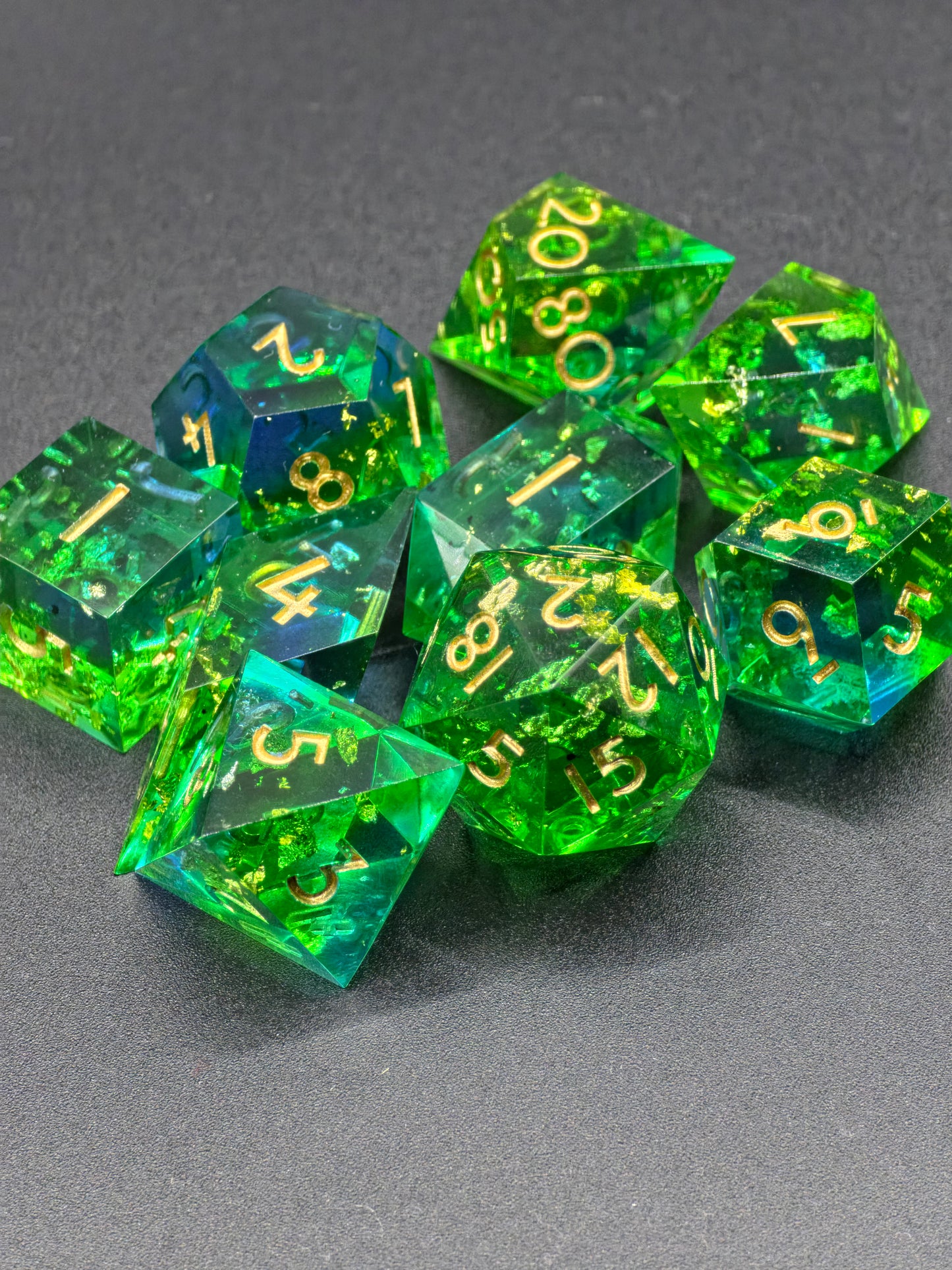 Handgemachtes Polyedrisches Würfelset „Emerald Tide“ – Grün Blau Resin Dice mit Goldflakes | DnD Dice Set | TTRPG | Pen and Paper | Transparent Magic Dice