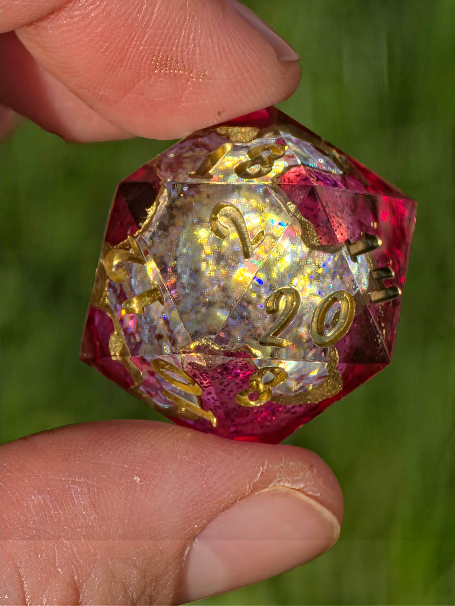 Crimson Geode D20 – Magischer Handgemachter Resin Würfel mit Kristallkern, Pink Gold Fantasy Dice, Premium DnD Einzelstück