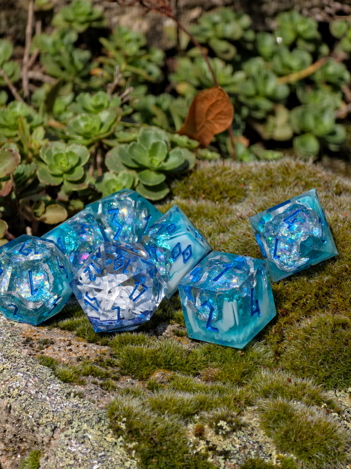 Crystal Sky - Light Fury Inspired Handmade Würfelset – 7-teiliges Resin Dice Set | Tagesschatten D20 & Türkise Geode Würfel